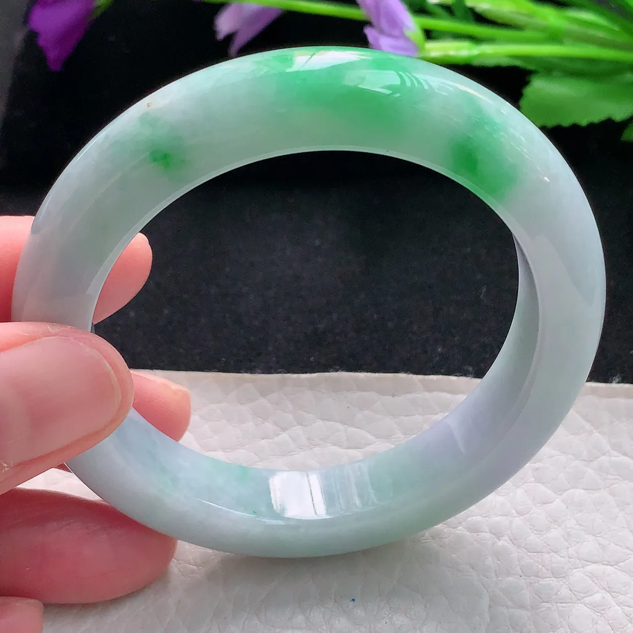 js自然光53.5*11.4*9.2平安镯 天然缅甸翡翠手镯白底青飘阳绿正圈宽边镯子