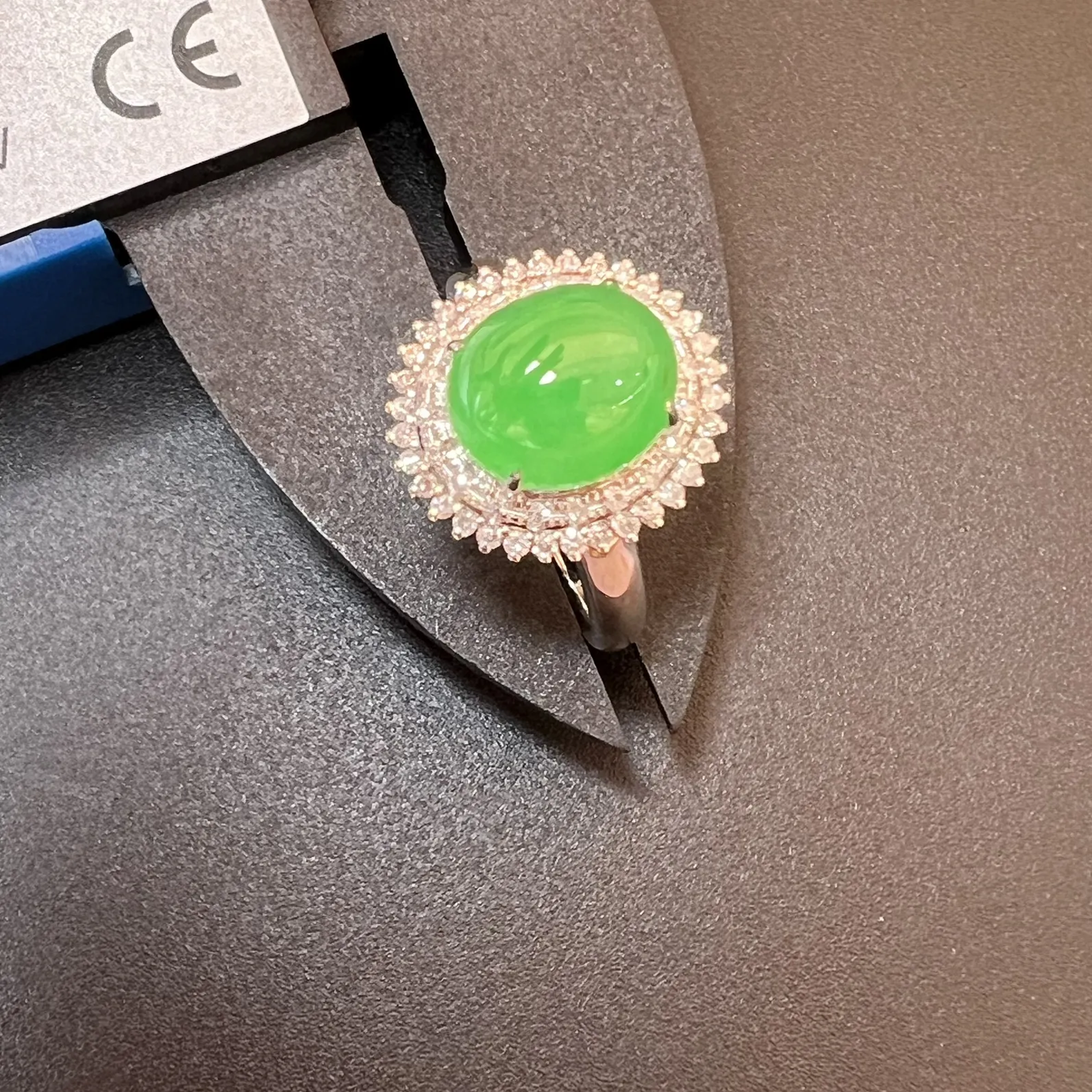 满绿戒指种好、饱满，整体尺寸15.1*13.8*9.9 裸石尺寸9.8*8.6*5.8