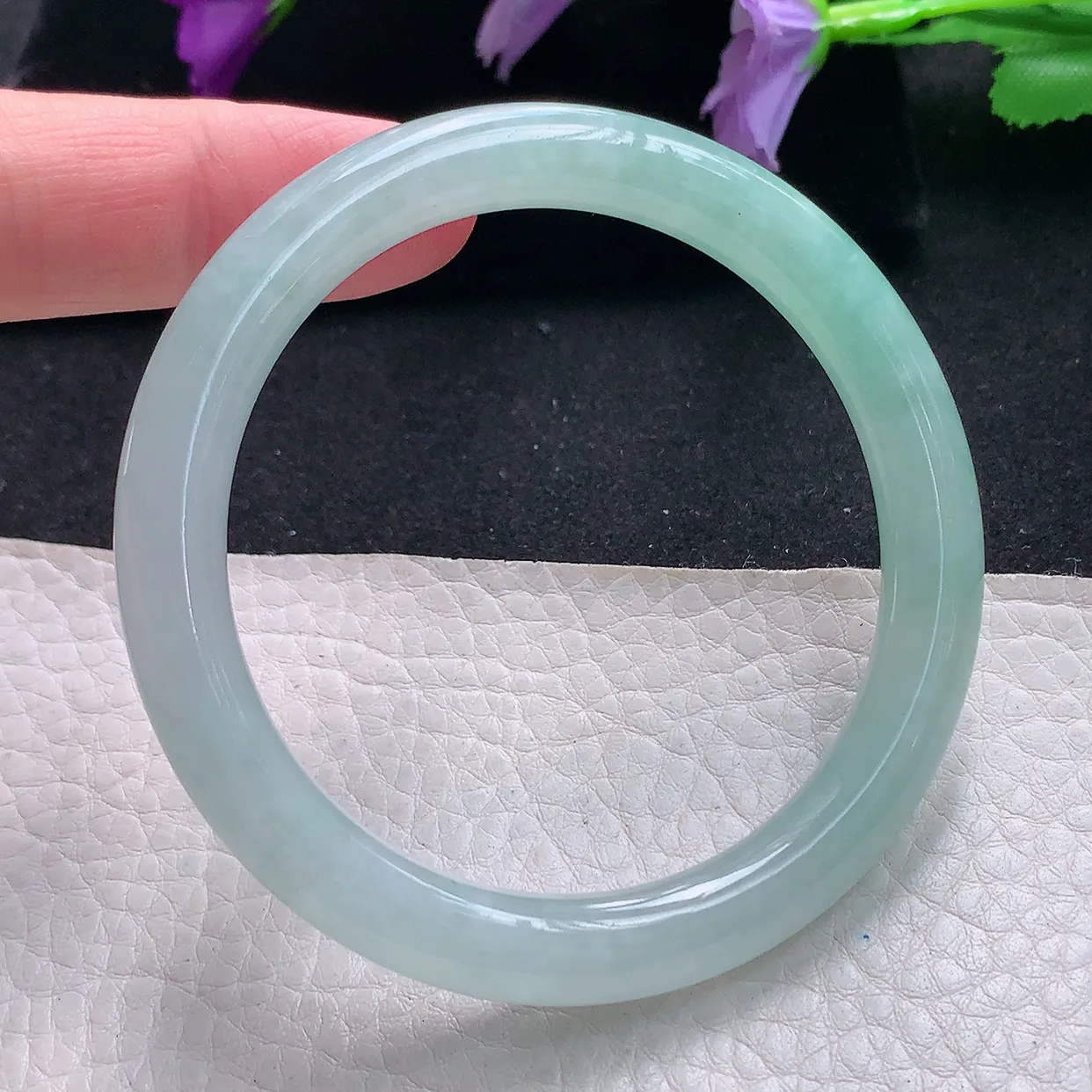 xh自然光54.5*8.4*8圆条镯 天然缅甸翡翠a货手镯淡绿圆镯