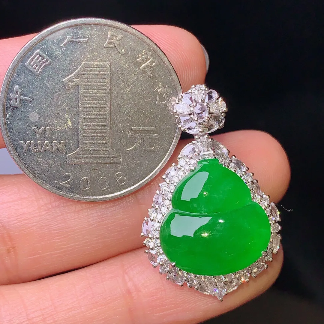 18k金钻镶嵌满绿葫芦吊坠 玉质细腻 色泽艳丽 厚身饱满 整体尺寸29.5*19.3*12.2