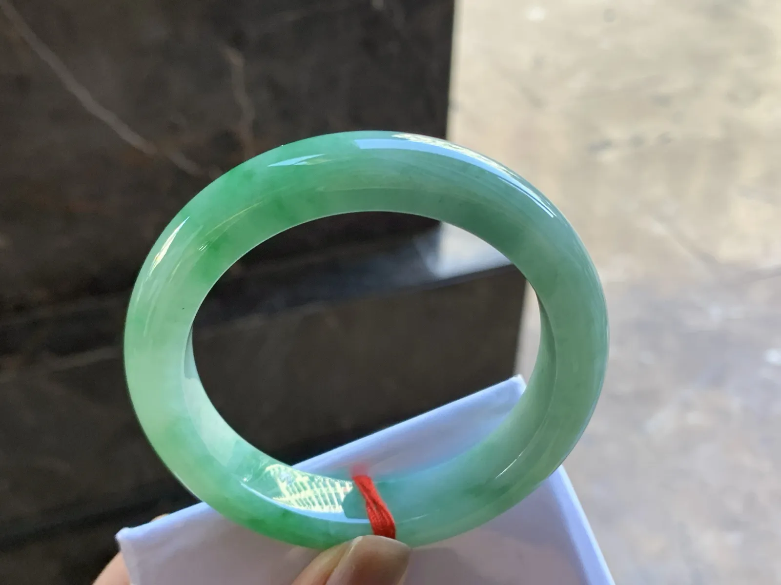 56-12.5-9.6

阳绿色手镯^_^玉质温润 清新细腻