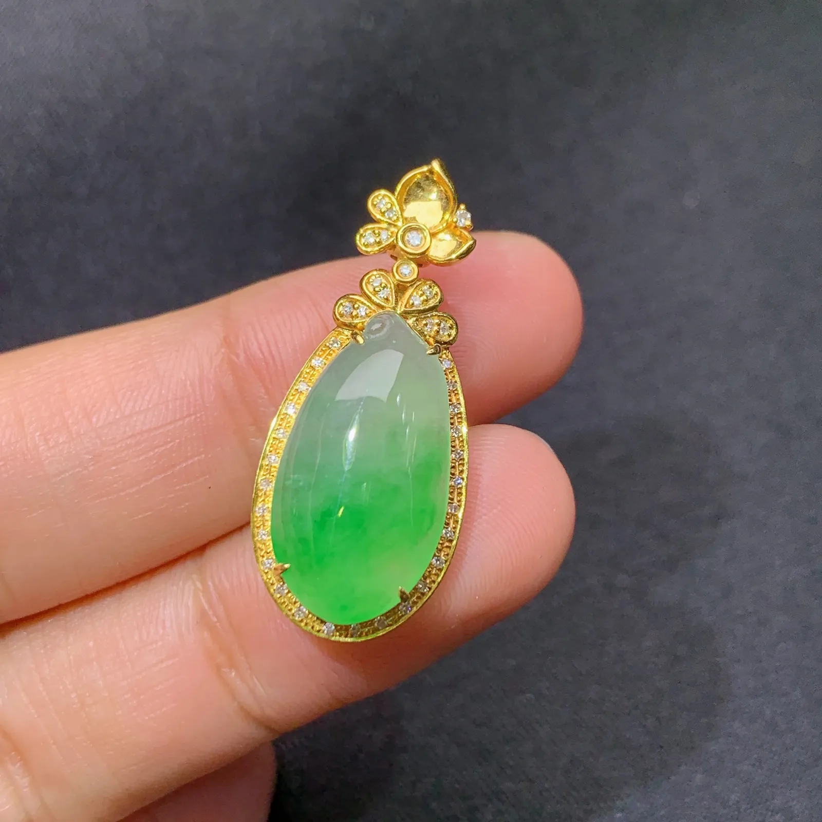 冰飘绿福瓜吊坠，18k金镶嵌，冰润色阳，玉质细腻，种水足 尺寸29.2*12.3*6.7