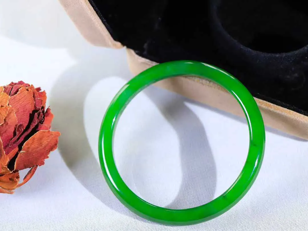 【腕间柔情.手镯】   

精品和田玉碧玉手镯 玉质温润细腻 油性十足 古朴秀雅 轻抚岁月的栏杆软香温玉，腕间玉镯轻轻晃动，令人情动心间，撷一缕月末的芬芳，把心思铺陈，时光静美，惟有你最温柔。重21.4克   尺寸54-7.3-6mm  461032451A