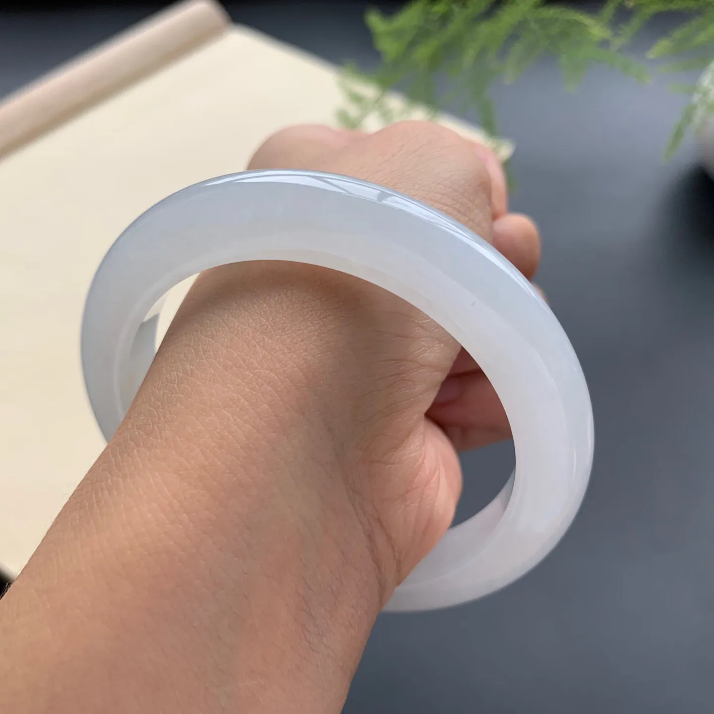 55.8圈口白冰正圈手镯 尺寸：55.8-9.8-9.5，无纹裂，水润起胶，白净光滑