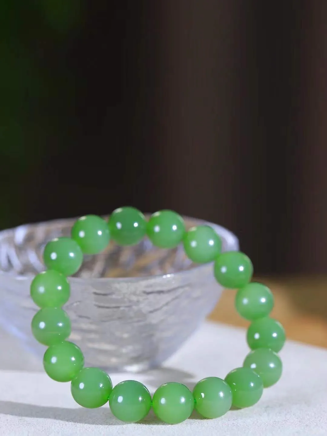 【珠圆玉润.手串】

精品和田玉碧玉微猫眼珠圆玉润手串 玉质温润细腻  整串打磨圆润，佩戴舒适。珠珠落玉盘，间关莺语花底滑，一生美好时光，无论身在何处，都有它相伴相守。事事顺遂，幸福美满，吉祥如意。重45.7克   尺寸取一11.9mm   FDL-691073100