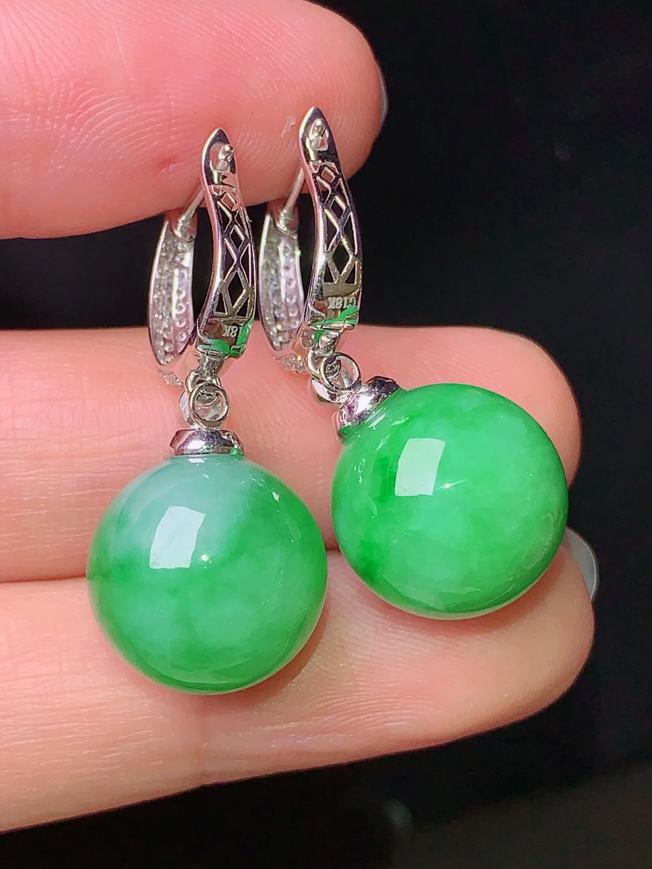 18k金钻镶嵌翠绿圆珠耳钉 玉质细腻 色泽清新艳丽 整体尺寸30.6*13