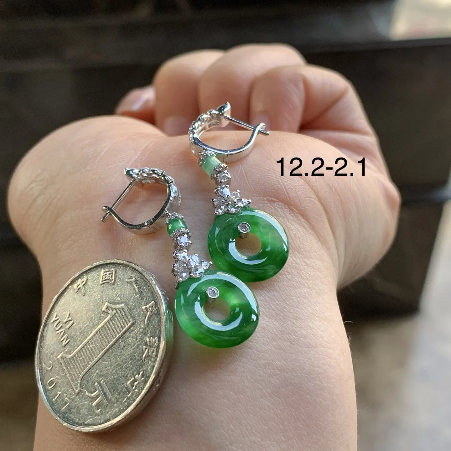 金钻镶嵌辣绿色耳坠^_^颜色鲜艳 浓郁