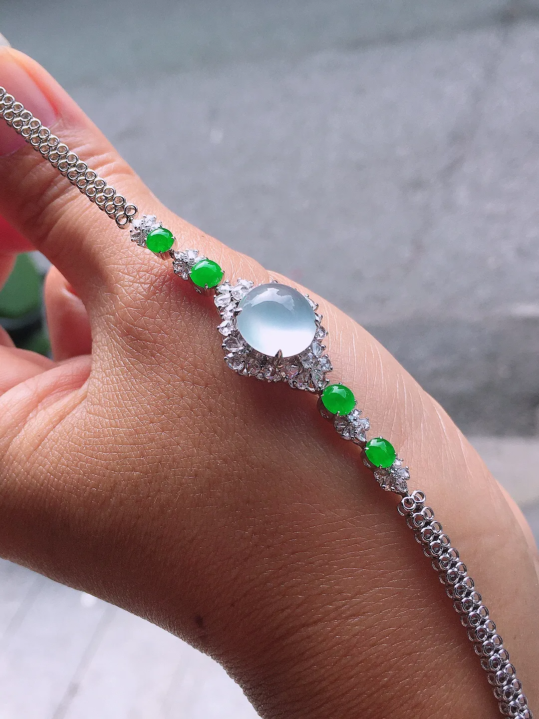 （冰+绿）蛋面手链，色泽均匀艳丽，玉质细腻，荧光感超
强，饱满圆润，尽显优雅气质，18k
金豪华镶嵌