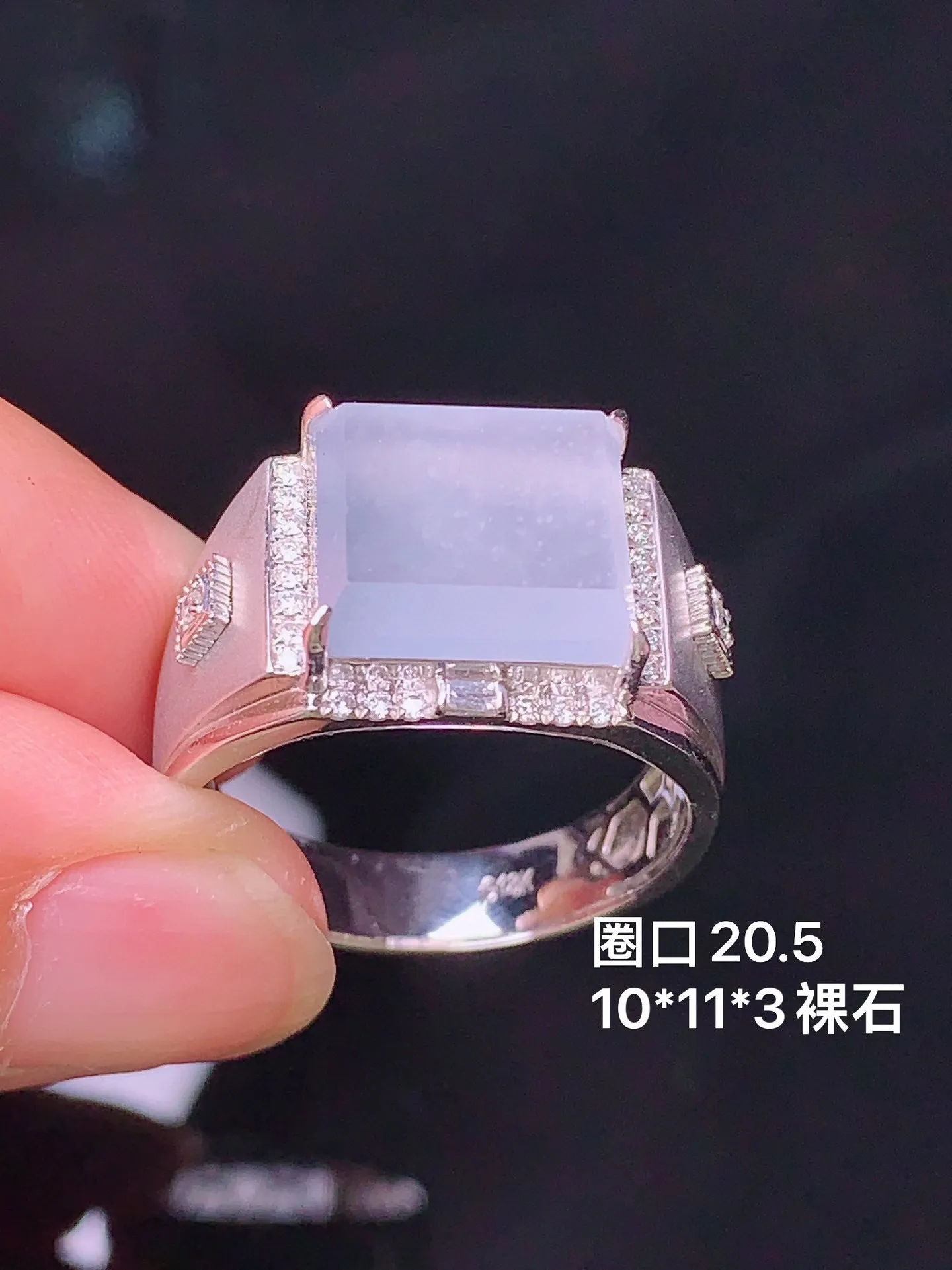 18k金钻镶嵌冰种马鞍戒指 玉质细腻 色泽清新艳丽 圈口20.5 裸石尺寸10*11*3