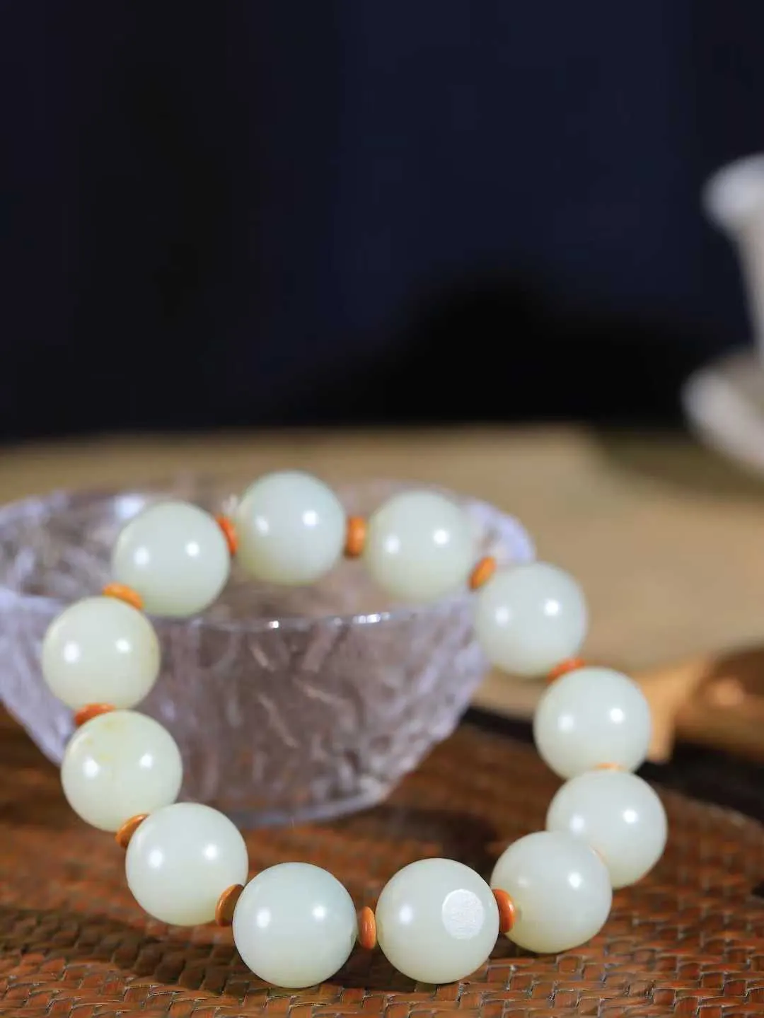 【籽.珠圆玉润.手串】

新疆和田籽料珠圆玉润手串 玉质温润细腻  整串打磨圆润，佩戴舒适。珠珠落玉盘，间关莺语花底滑，一生美好时光，无论身在何处，都有它相伴相守。事事顺遂，幸福美满，吉祥如意。重72.8克 尺寸取一15.8mm  FDA-221083133