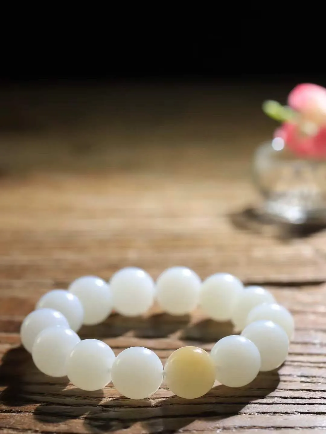 【珠圆玉润.手串】

精品和田玉糖白玉珠圆玉润手串 玉质温润细腻  整串打磨圆润，佩戴舒适。珠珠落玉盘，间关莺语花底滑，一生美好时光，无论身在何处，都有它相伴相守。事事顺遂，幸福美满，吉祥如意。重71克   尺寸取一14.9mm   FDL-691073100