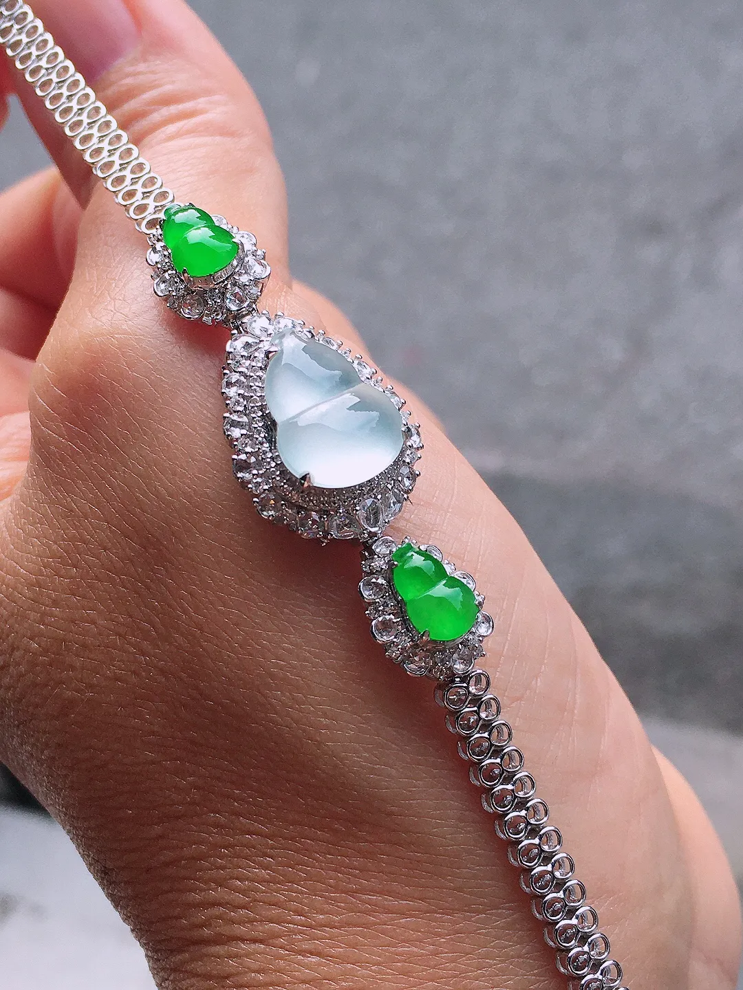 冰+绿）葫芦手链/吊坠两用款，色泽均匀艳丽，玉质细腻，荧光感超
强，饱满圆润，尽显优雅气质，18k
金豪华镶嵌