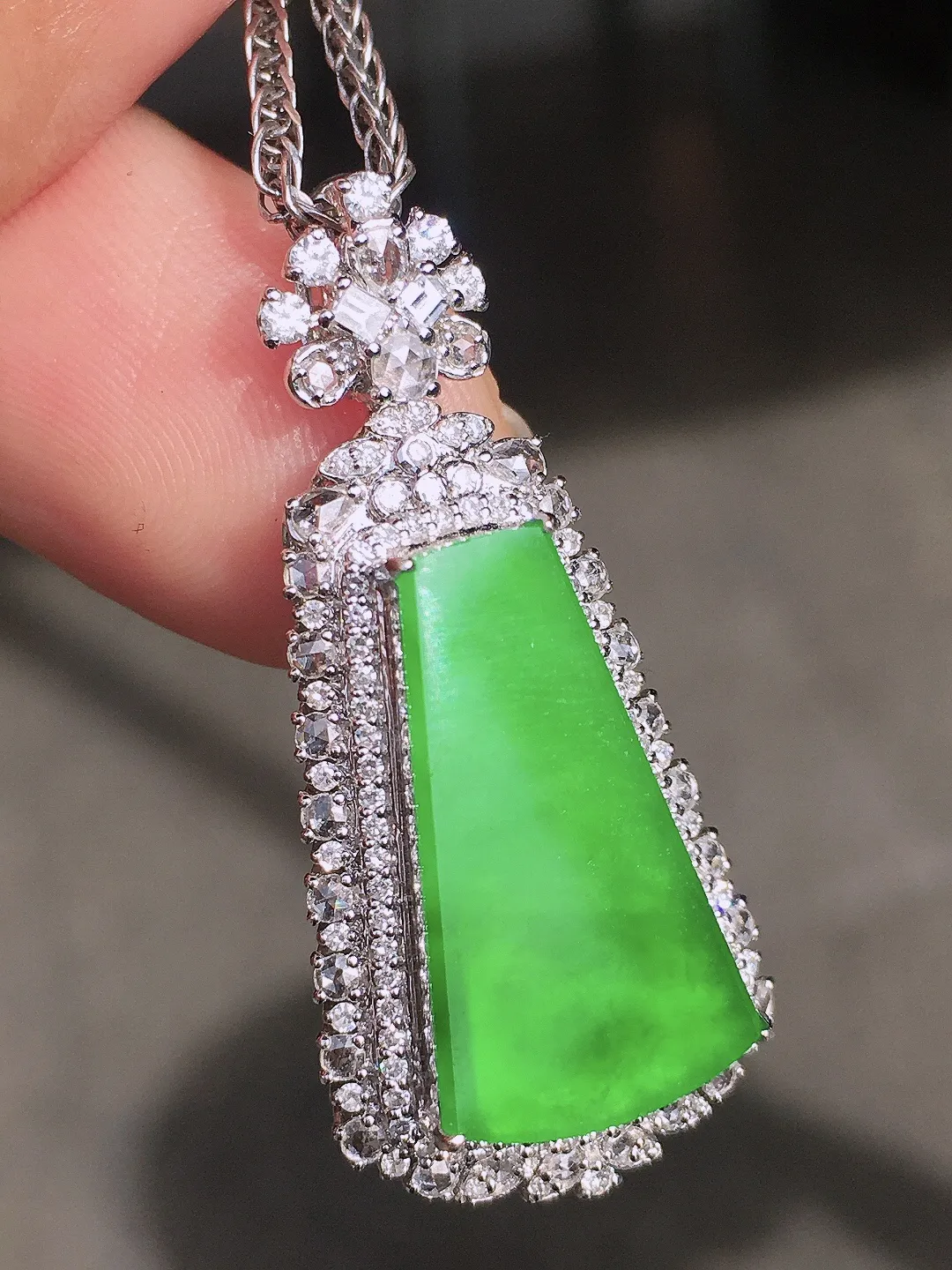 阳绿无事牌吊坠，色泽均匀艳丽，玉质细腻，荧光感超
强，饱满圆润，尽显优雅气质，18k
金豪华镶嵌