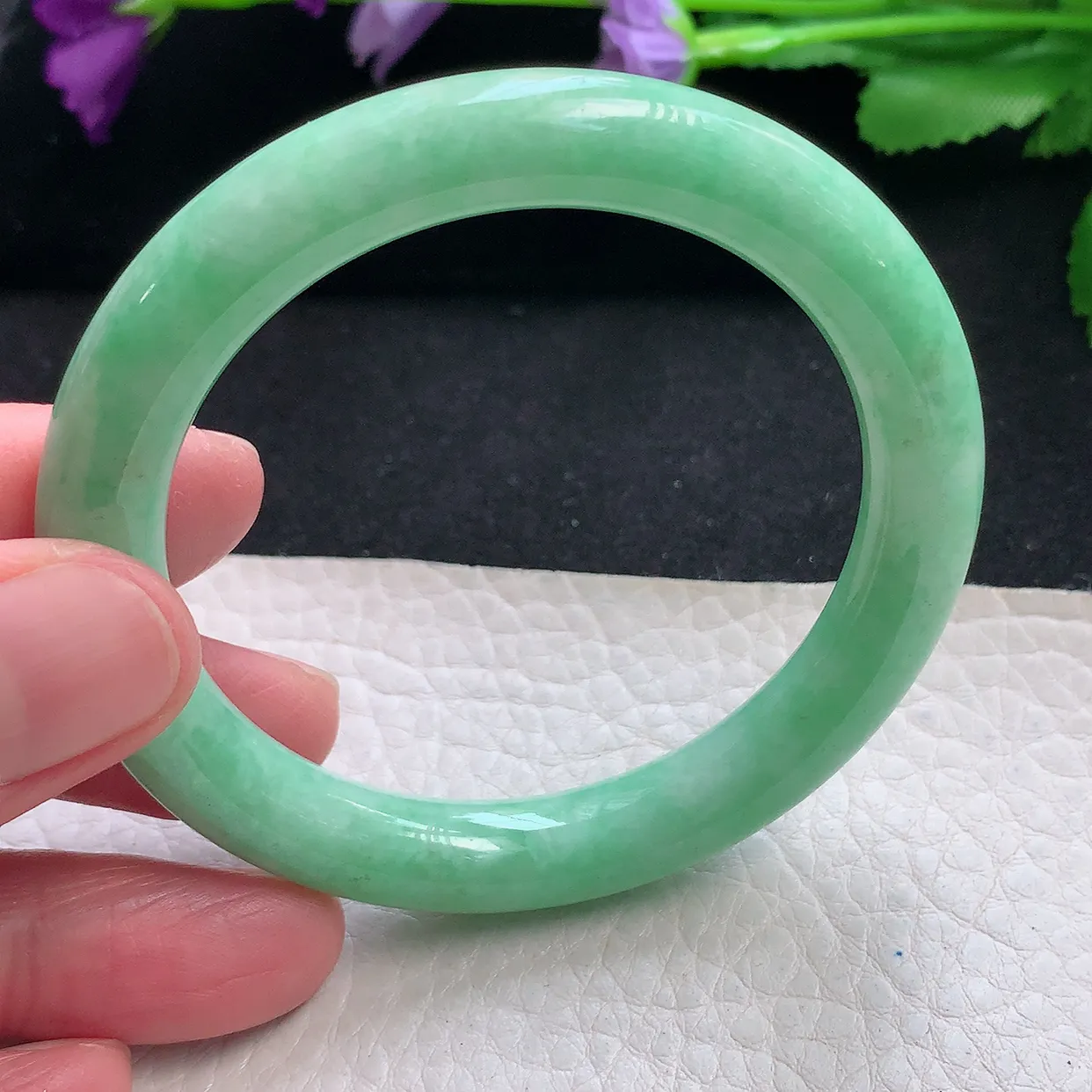 n自然光52*9.2*9圆镯 天然缅甸翡翠a货手镯满绿浅绿叮当镯子圆条手镯