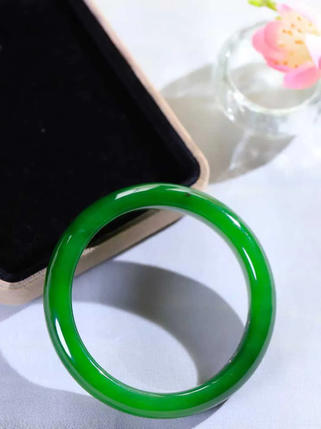 【诗情画意.手镯】

收藏级臻品️️和田玉碧玉手镯   细腻油脂,手感润滑。意韵飘渺，温雅细腻，工艺精湛，️氤氲诗意的美跃然于手腕之间，给人以出尘的风雅，优美脱俗，气质非凡。重45.5克 内径54.5mm尺寸12-8mm  221032400A