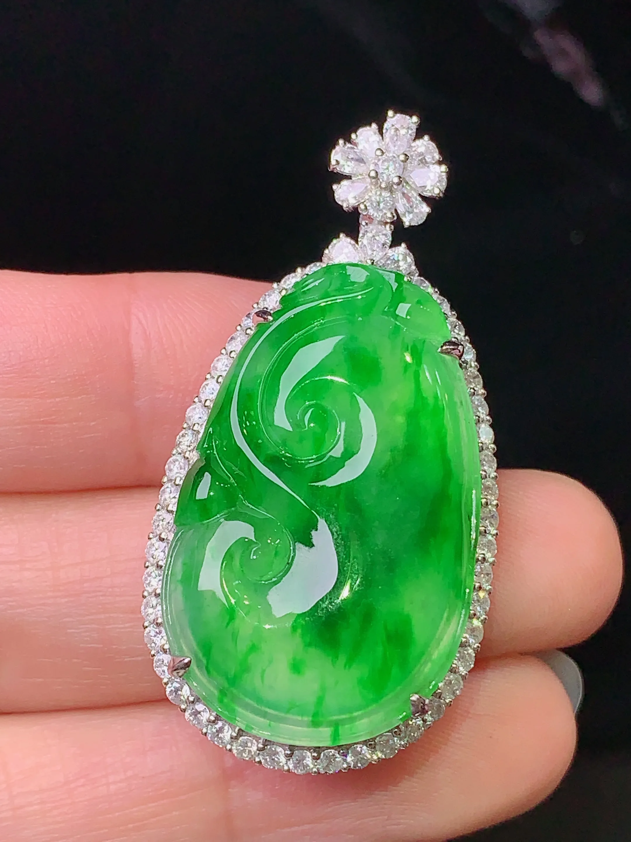 18k金钻镶嵌翠绿如意吊坠 玉质细腻 色泽清新艳丽 整体尺寸42.6*21.8*10.5