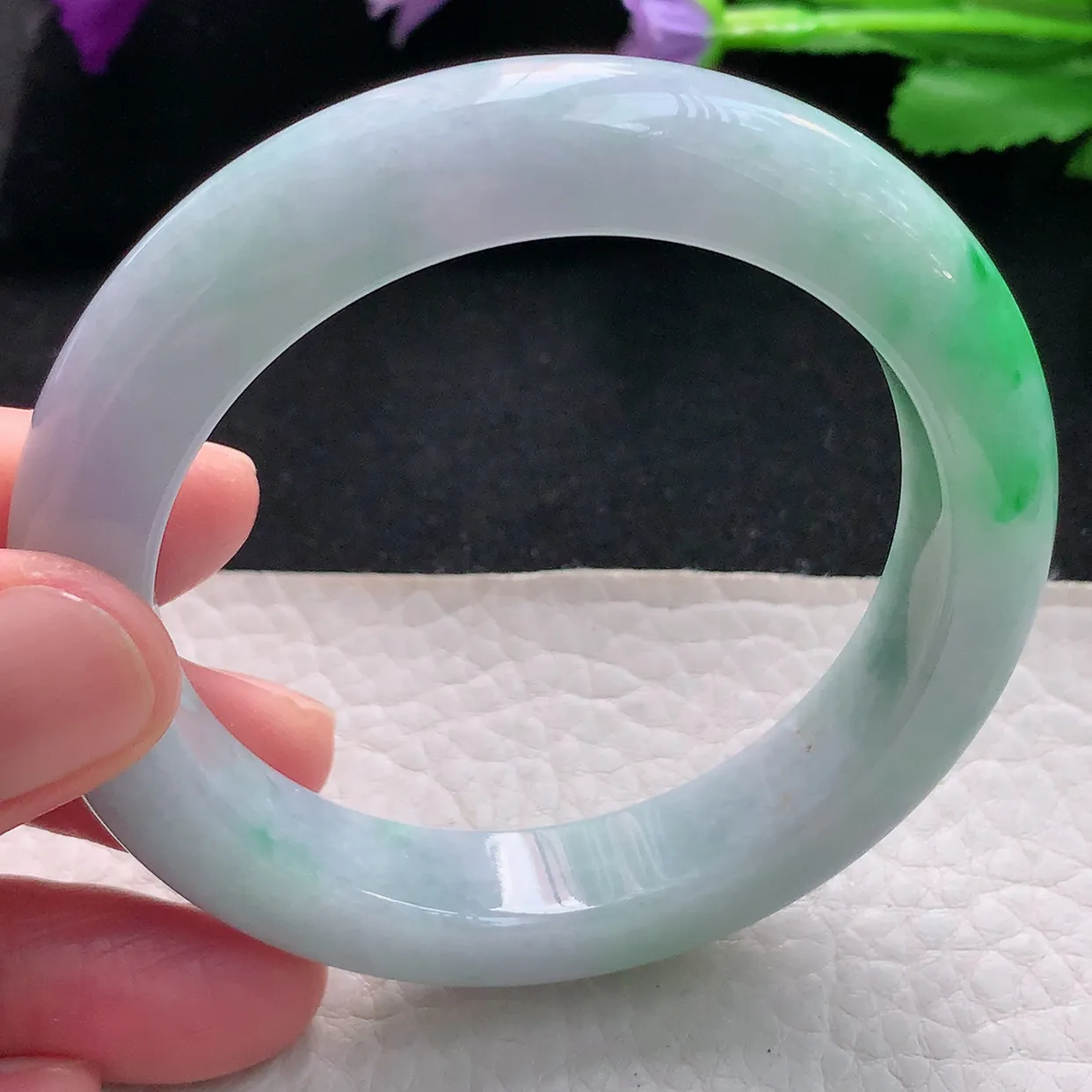 js自然光53.5*11.4*9.2平安镯 天然缅甸翡翠手镯白底青飘阳绿正圈宽边镯子