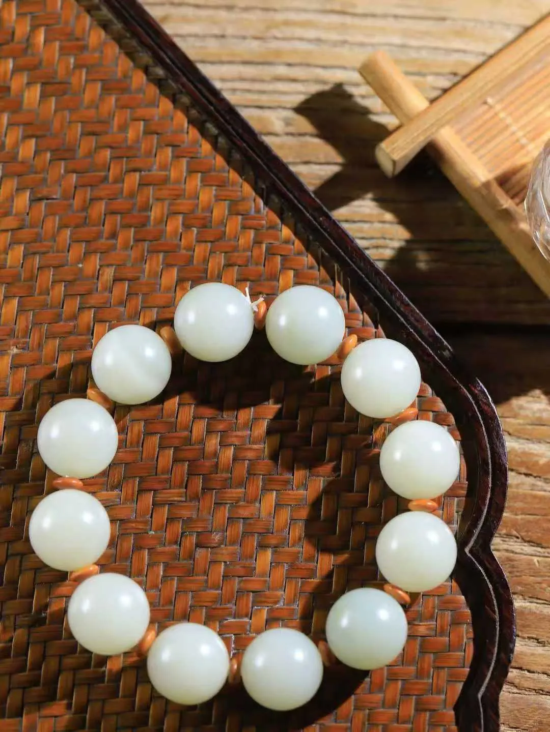 【籽.珠圆玉润.手串】

新疆和田籽料珠圆玉润手串 玉质温润细腻  整串打磨圆润，佩戴舒适。珠珠落玉盘，间关莺语花底滑，一生美好时光，无论身在何处，都有它相伴相守。事事顺遂，幸福美满，吉祥如意。重72.8克 尺寸取一15.8mm  FDA-221083133