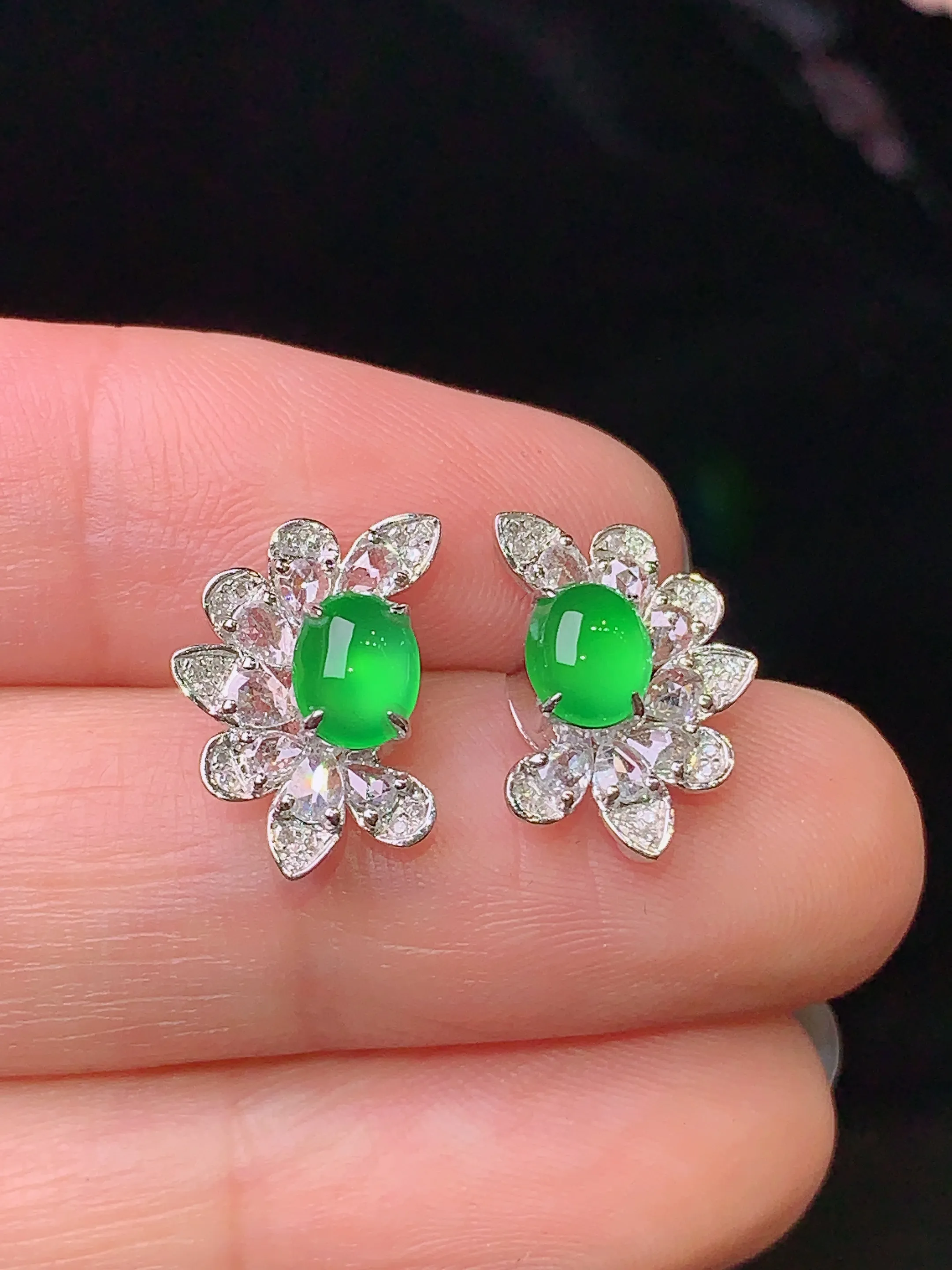 18k金钻镶嵌满绿蛋面耳钉 玉质细腻 色泽清新艳丽 整体尺寸14.2*9.5*6