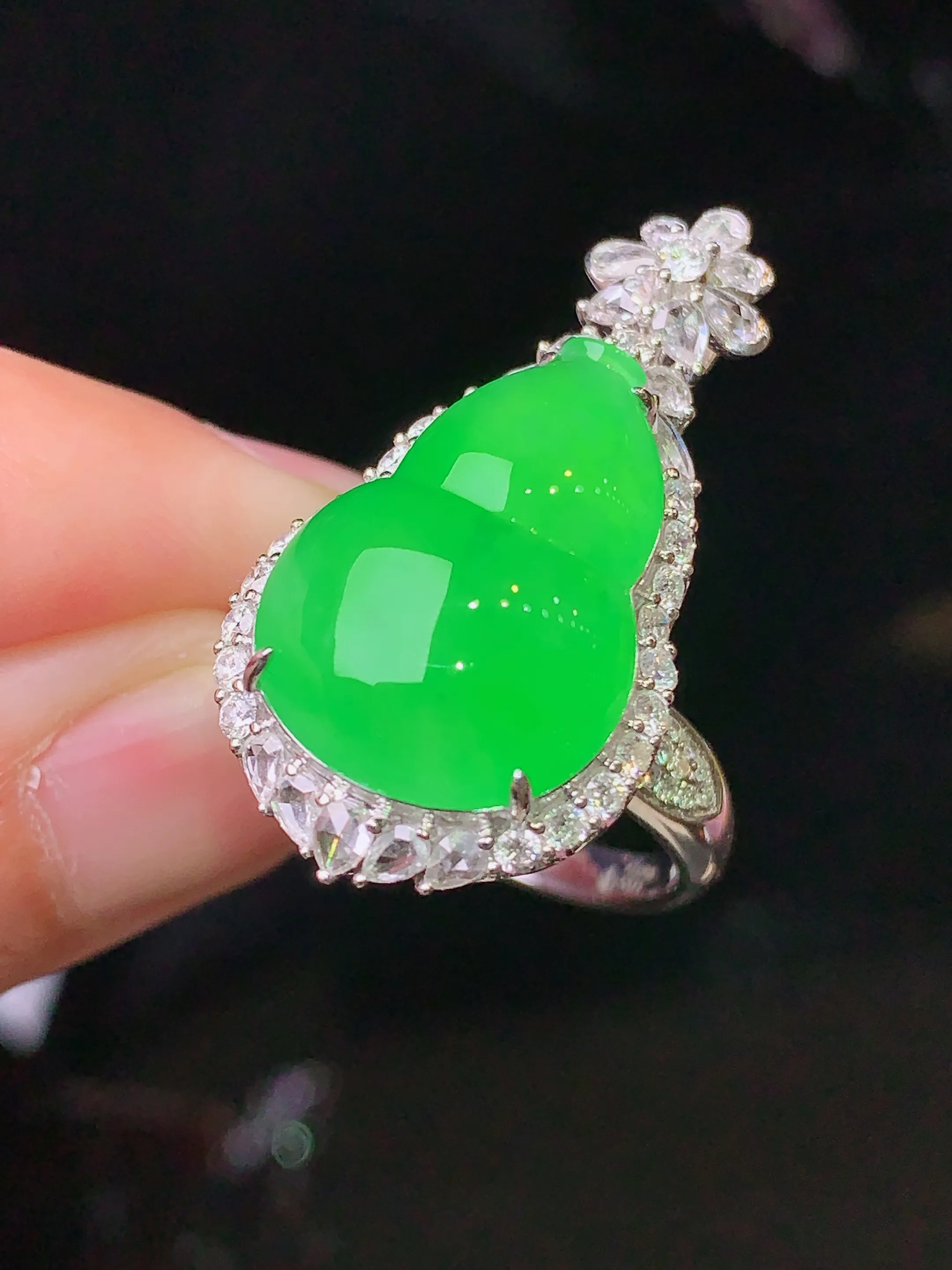 18k金钻镶嵌翠绿葫芦戒指吊坠两用款 玉质细腻 色泽清新艳丽 圈口15 整体尺寸30.5*15.5*11