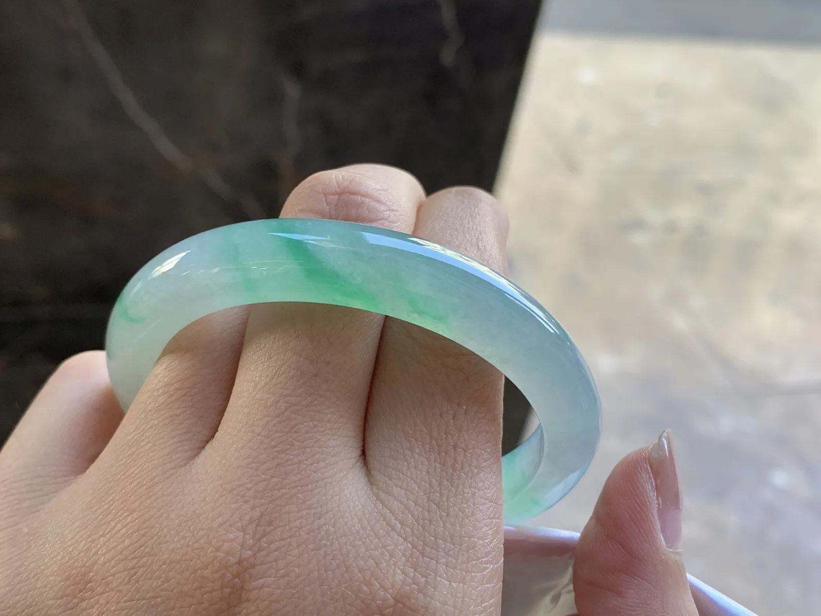 54.3-10.2-7.8

冰飘绿贵妃手镯^_^冰透 清新 色阳 正圈51 52可以带