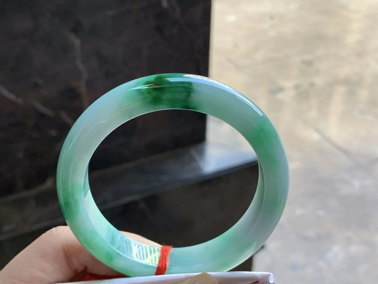 55.5-12.2-9

辣绿色手镯^_^玉质温润 细腻