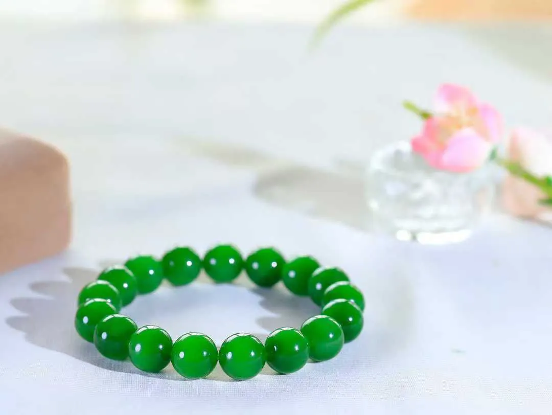 【珠圆玉润.手串】

精品和田玉碧玉珠圆玉润手串 玉质温润细腻  整串打磨圆润，佩戴舒适。珠珠落玉盘