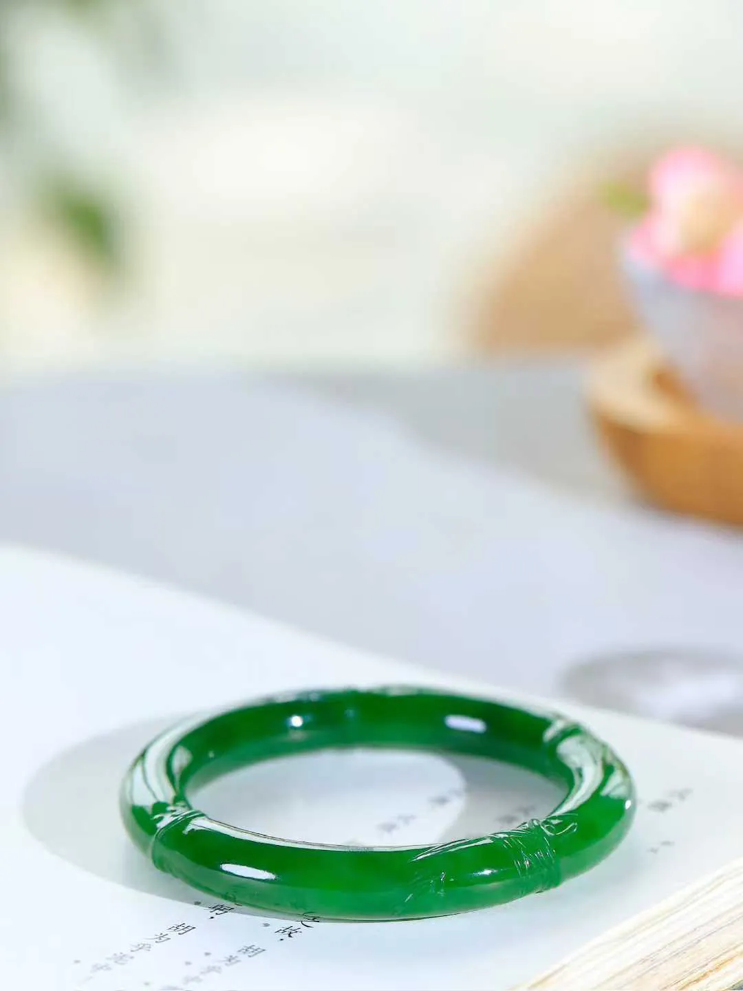 【节节高升.手镯】

精品和田玉碧玉圆条竹手镯，玉质温润细腻，苏工精雕竹节，竹子品德高尚，生而有节，象征气节正直、不屈不俗。竹叶纤秀俊逸，舒展自如，迎风摇曳，柔美清逸，清新典雅。️整器画面空灵简洁佩于胸前，寓意祝福，高风亮节，步步高升。
内径53.5mm尺寸9.8-10mm重47.5克 991032400A