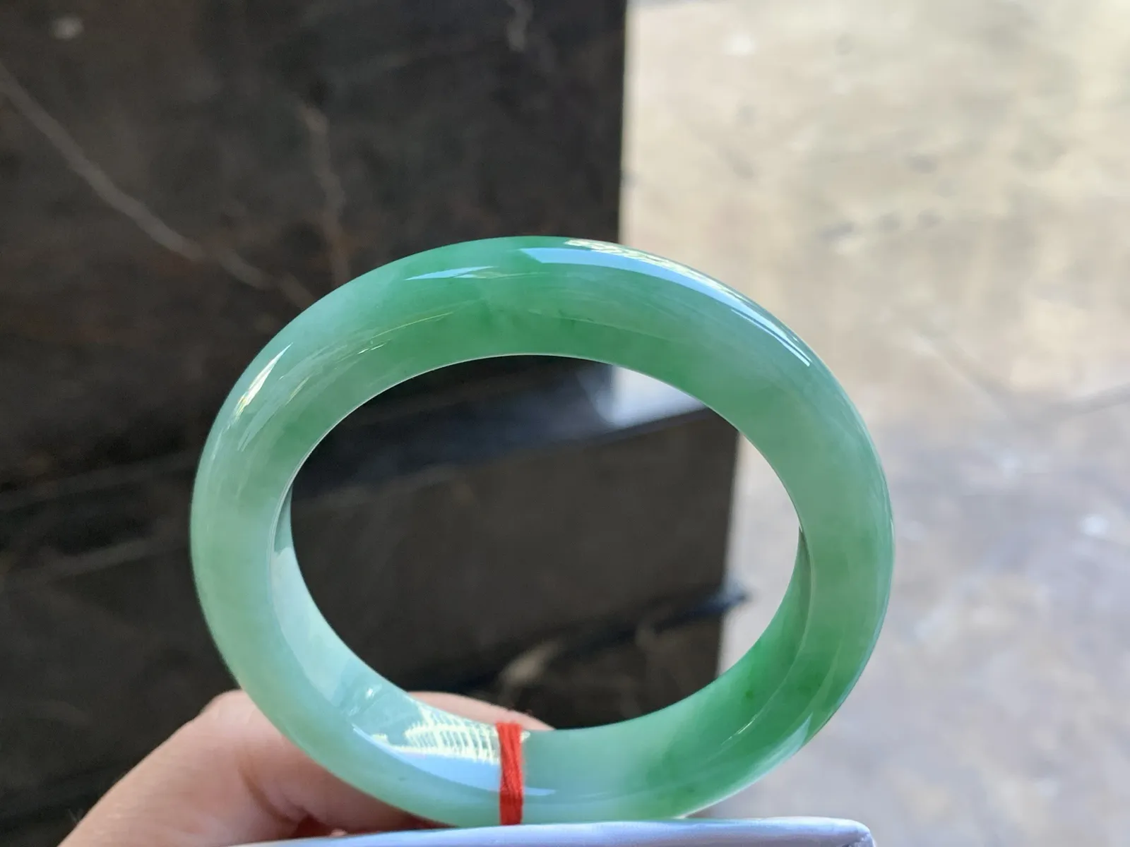 56-12.5-9.6

阳绿色手镯^_^玉质温润 清新细腻