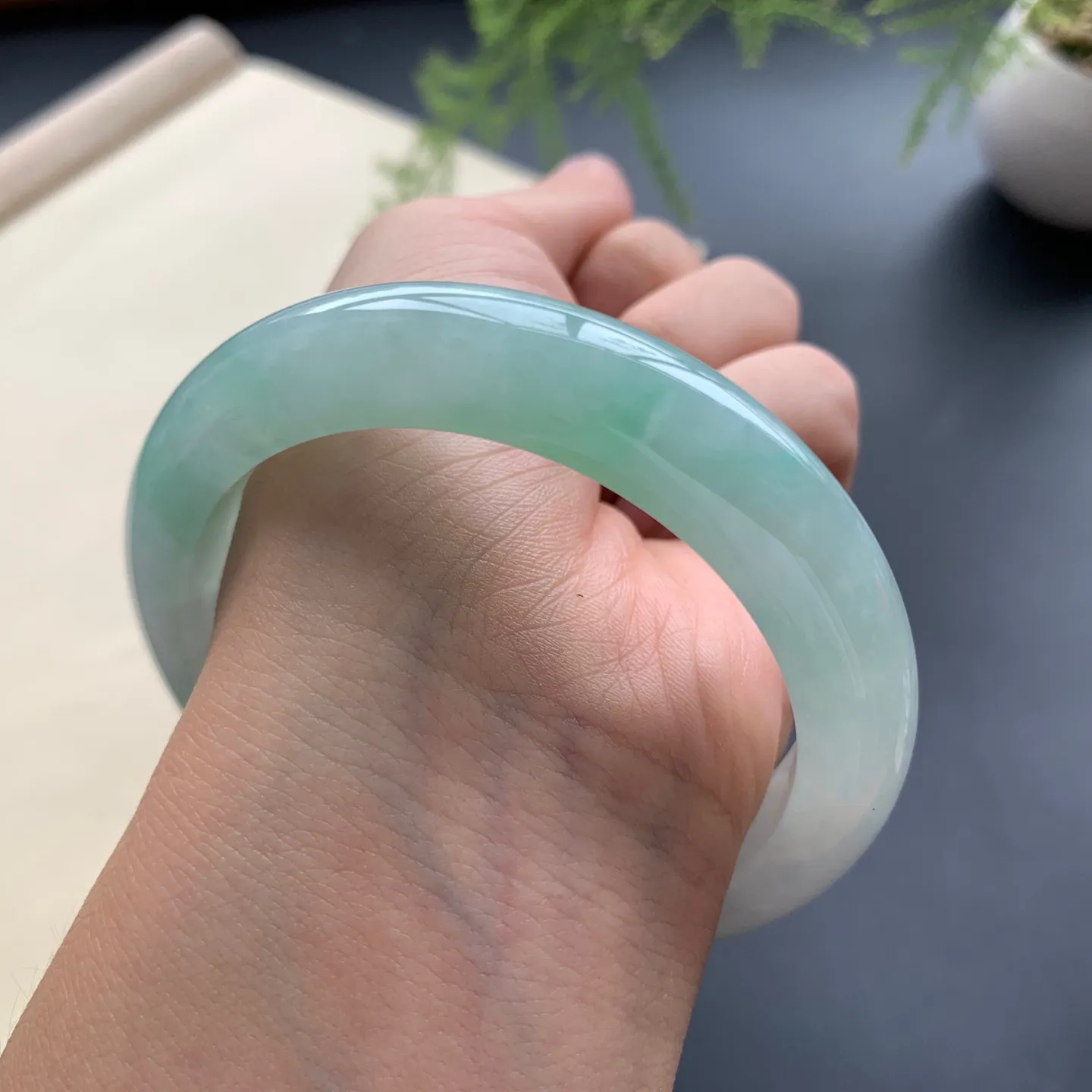 55.8圈口飘绿正圈手镯 尺寸：55.8-11.8-9，无纹裂，色泽靓丽，版型厚装