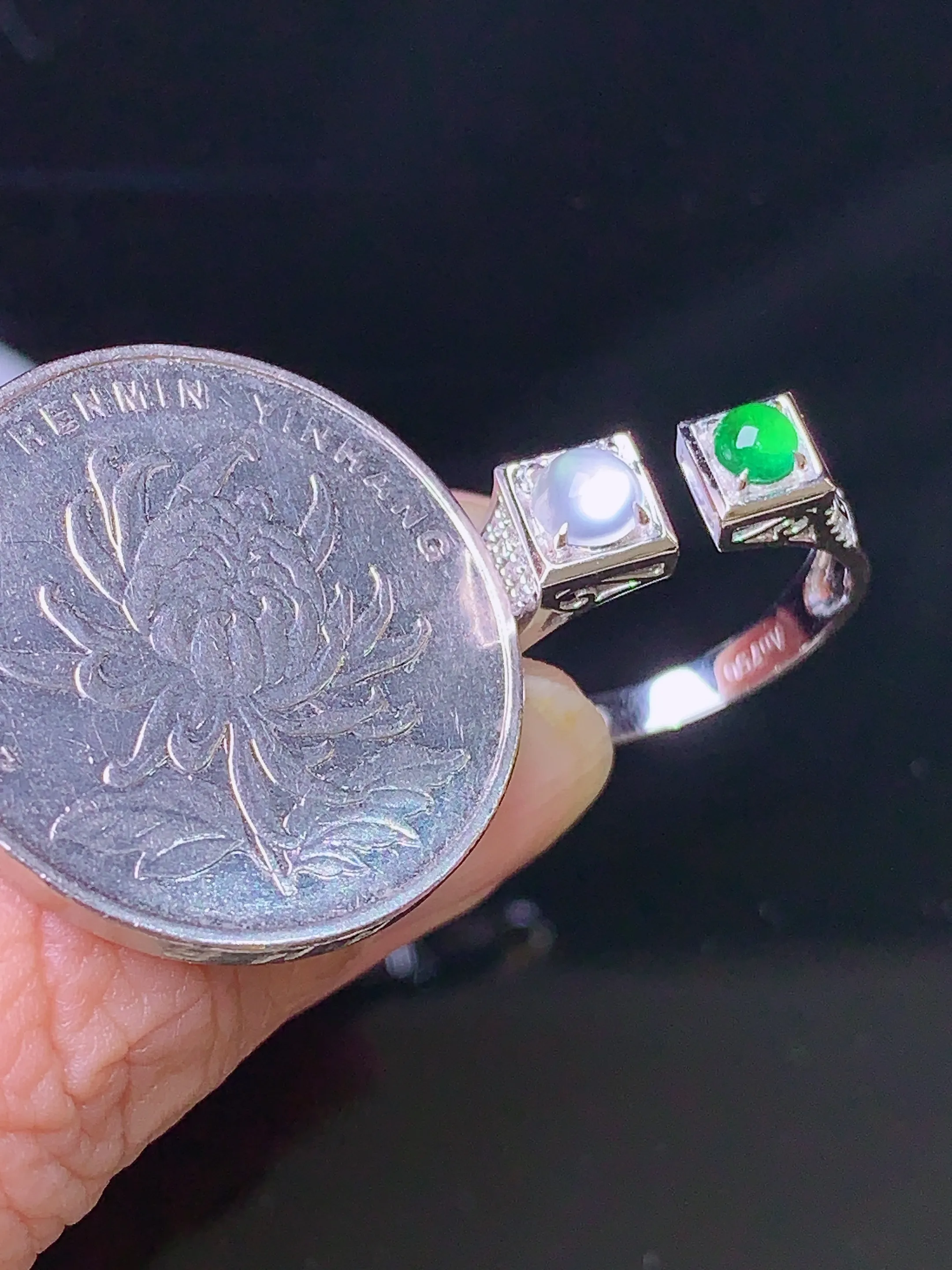 18k金钻镶嵌祖母绿冰蛋面戒指 玉质细腻 色泽清新艳丽 圈口13.5 整体尺寸4*2.2