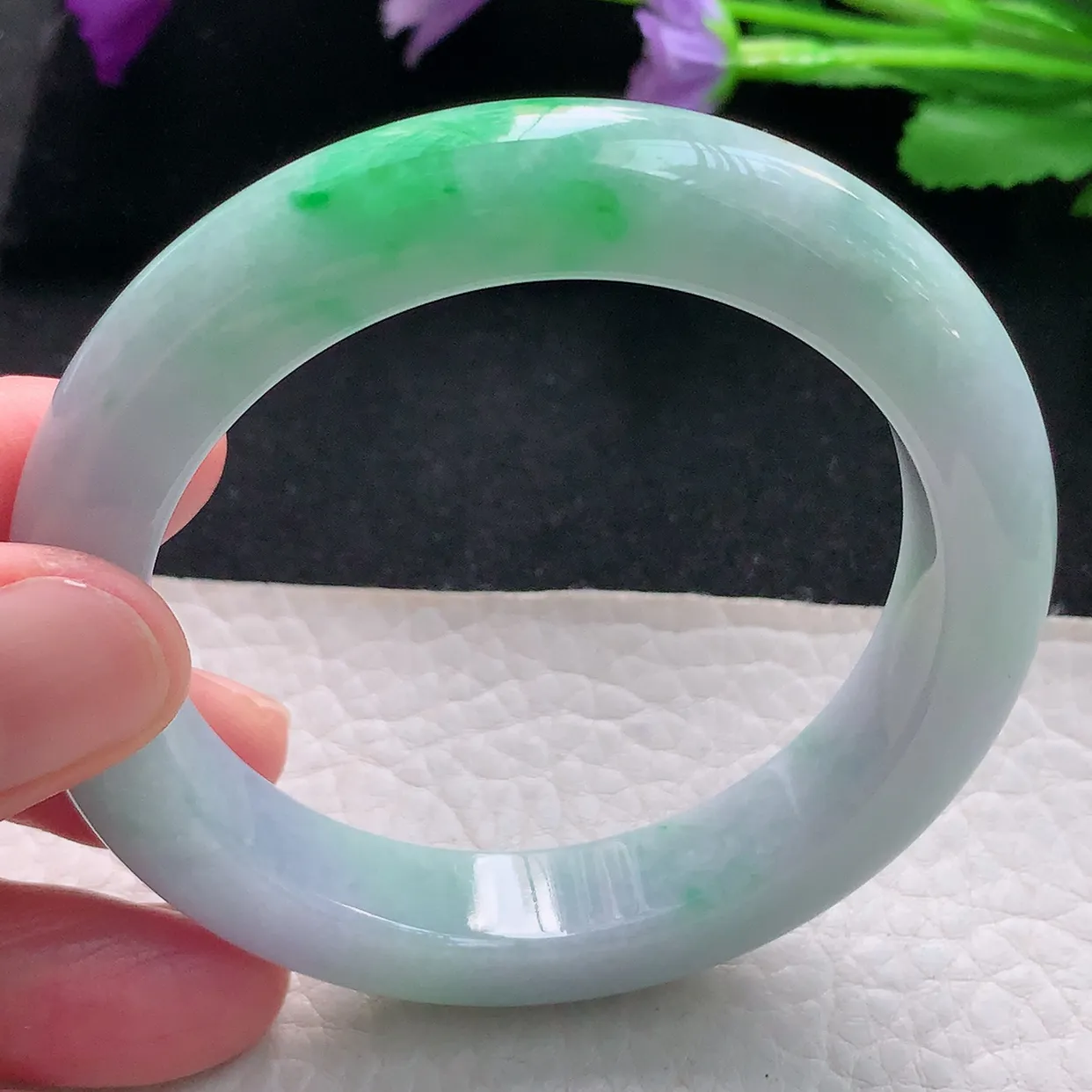 js自然光53.5*11.4*9.2平安镯 天然缅甸翡翠手镯白底青飘阳绿正圈宽边镯子