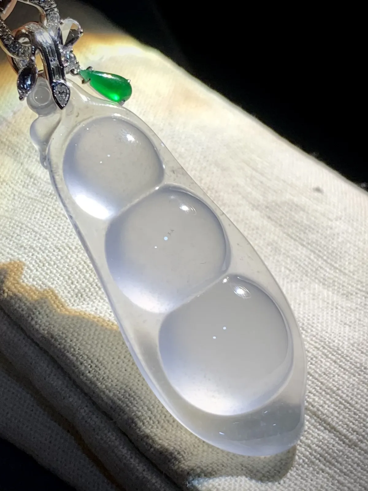 白冰豆子，裸石约52-20-9.2mm。
18K金，南非钻，翡翠绿水滴，不配图链