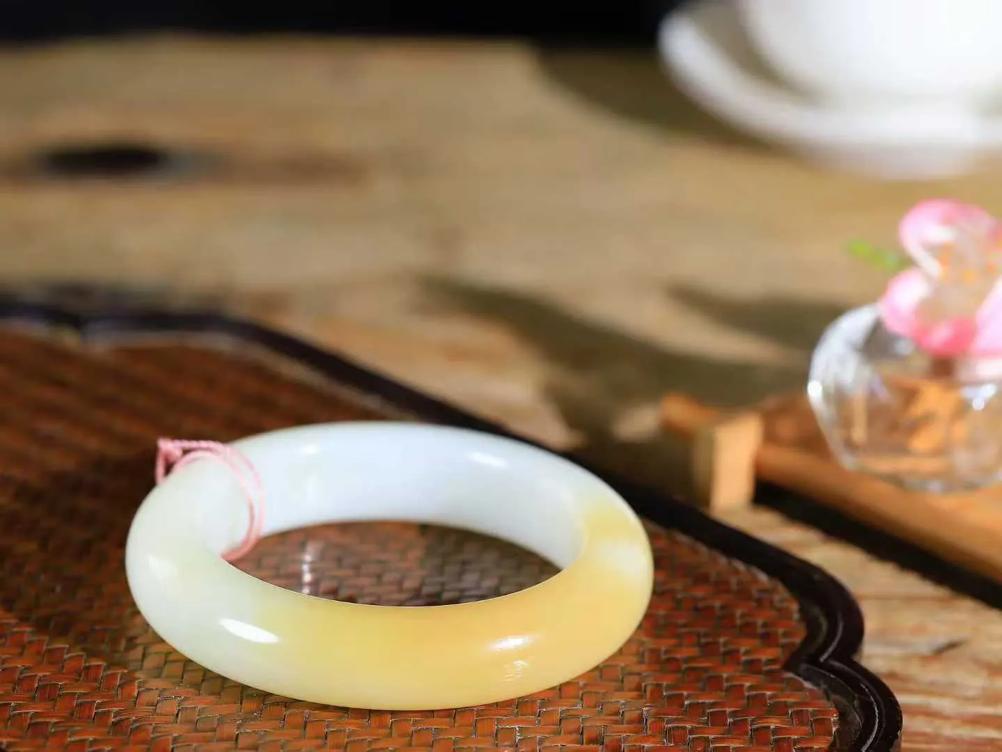 （一见钟情.手镯）

精品和田玉糖白玉手镯，玉质温和莹润，精光内蕴，手感舒适。整器简约，打磨光洁，让人爱不释手，料美艺精，萦绕于手，尽显高贵之姿。重87克 内径56.5mm尺寸14.8-11.1mm   FDA-101043173