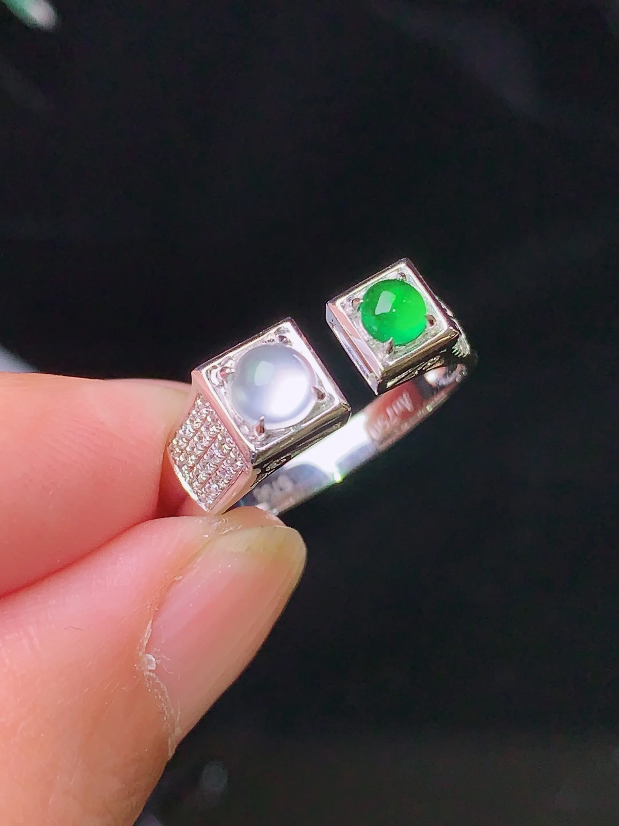 18k金钻镶嵌祖母绿冰蛋面戒指 玉质细腻 色泽清新艳丽 圈口13.5 整体尺寸4*2.2