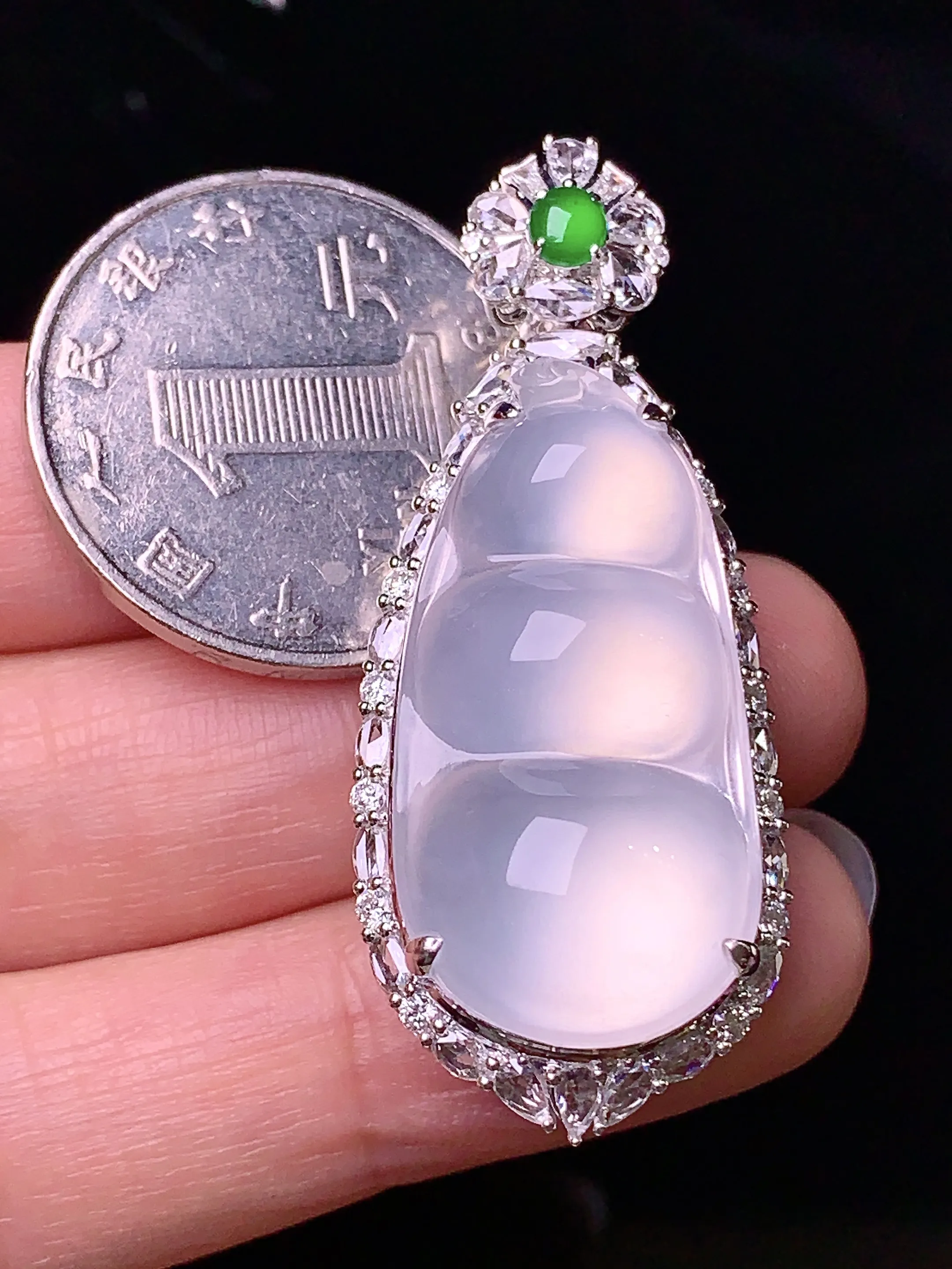 18k金钻镶嵌冰种四季豆吊坠 玉质细腻 色泽清新艳丽 整体尺寸45.7*18.5*13.8