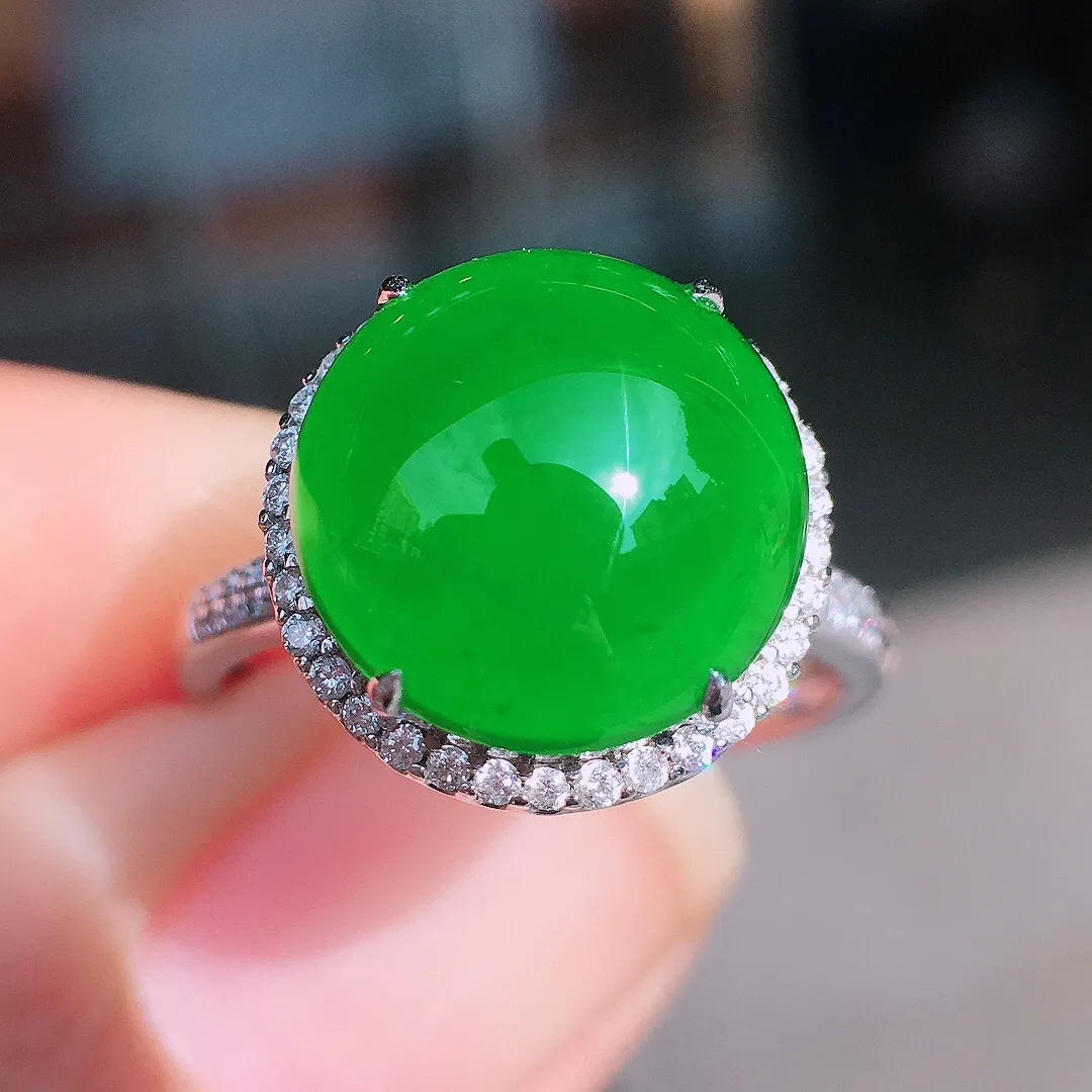 阳绿蛋面戒指，色泽均匀艳丽，玉质细腻，荧光感超
强，饱满圆润，尽显优雅气质，18k
金豪华镶嵌