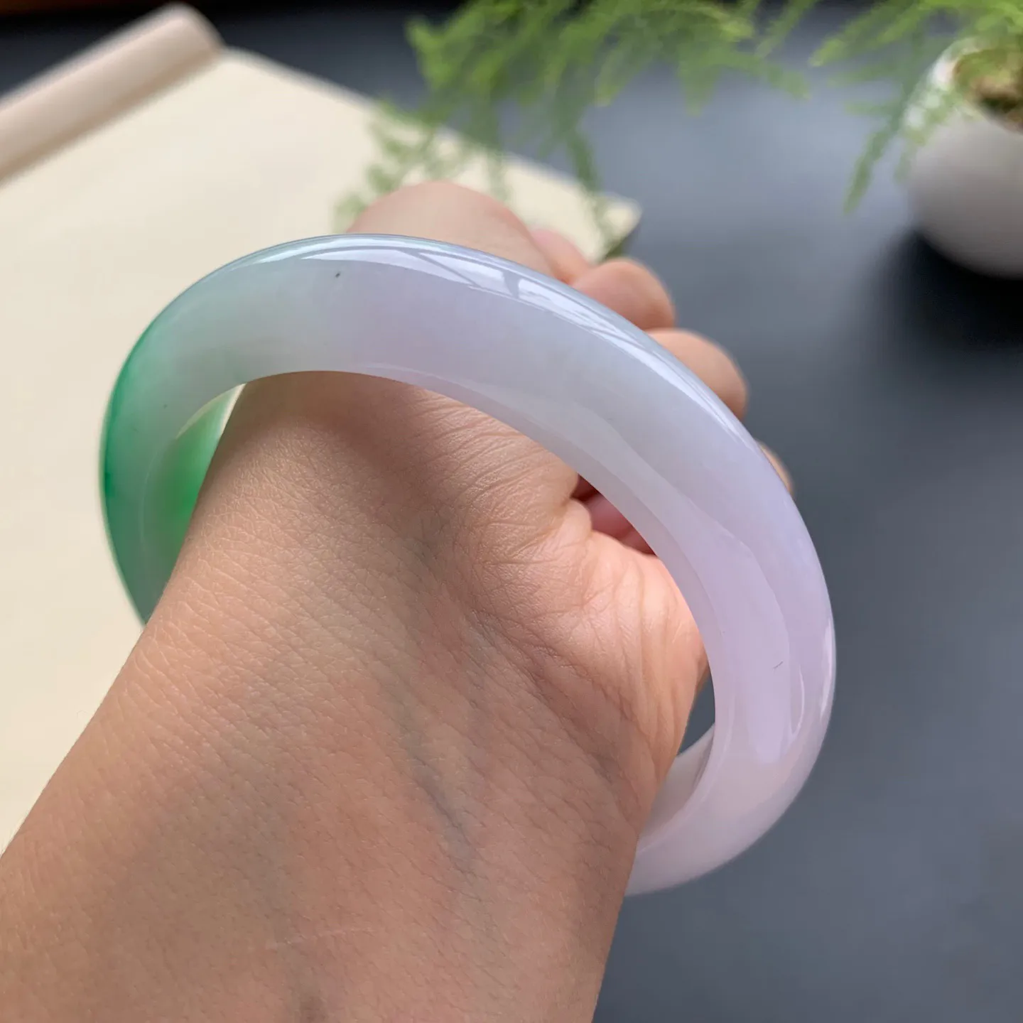 57.3圈口飘绿正圈手镯 尺寸：57.3-12.5-8.6，无纹裂，细腻光滑，色泽靓丽