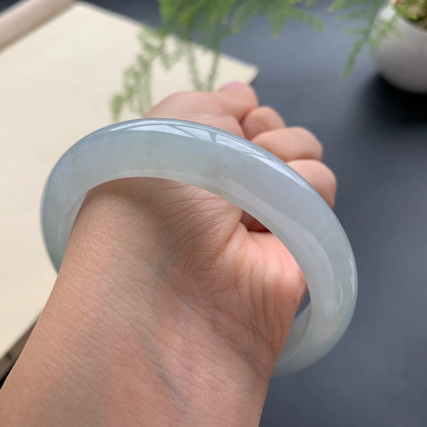 56.5圈口冰底色正圈手镯 尺寸：56.5-12.5-8.2，无纹裂，细腻起胶，清爽干净