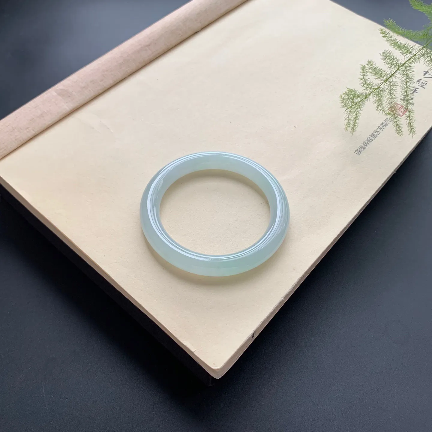 53.6圈口冰晴底圆条手镯 尺寸：53.6-9.2，无纹裂，水润起胶，条形饱满