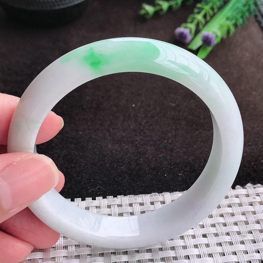 自然光58/12.7/8.6老坑温润飘绿手镯宽边翡翠玉镯美人镯