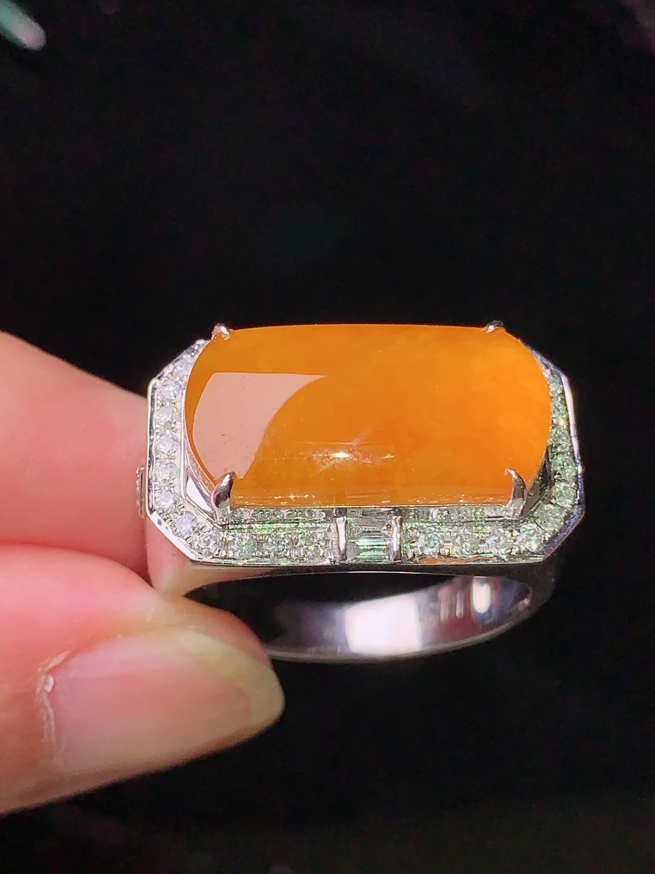 18k金钻镶嵌黄翡马鞍戒指 玉质细腻 色泽清新艳丽 圈口20整体尺寸9.5*17.8*3.5