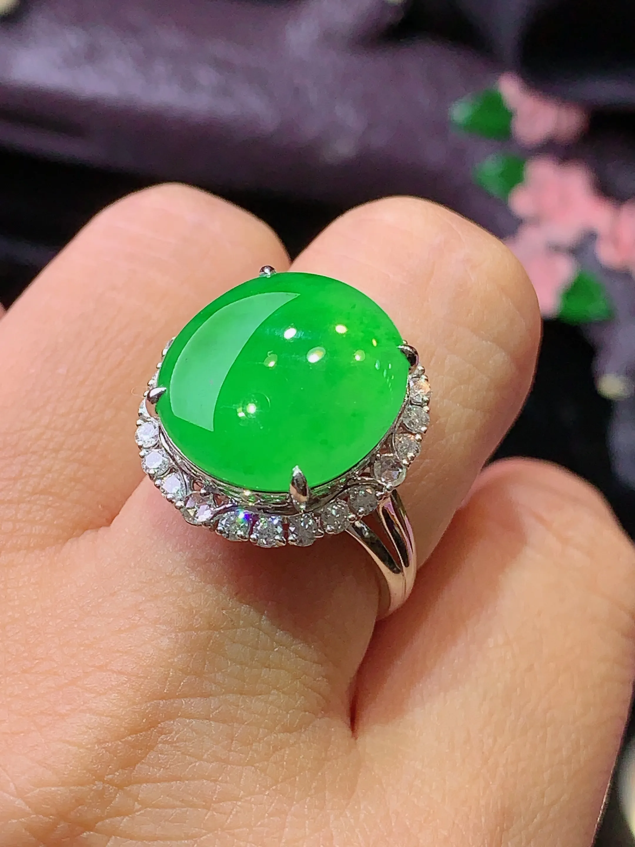 18k金钻镶嵌翠绿蛋面戒指 玉质细腻 色泽清新艳丽 圈口12.5 整体尺寸19.7*18*11