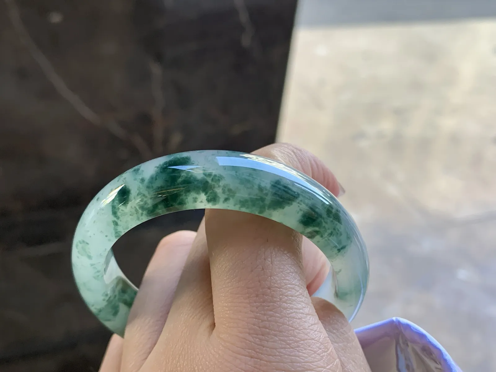 54.5-11.8-7.2

冰飘花贵妃手镯^_^飘花浓郁 种水足 正圈52可以带