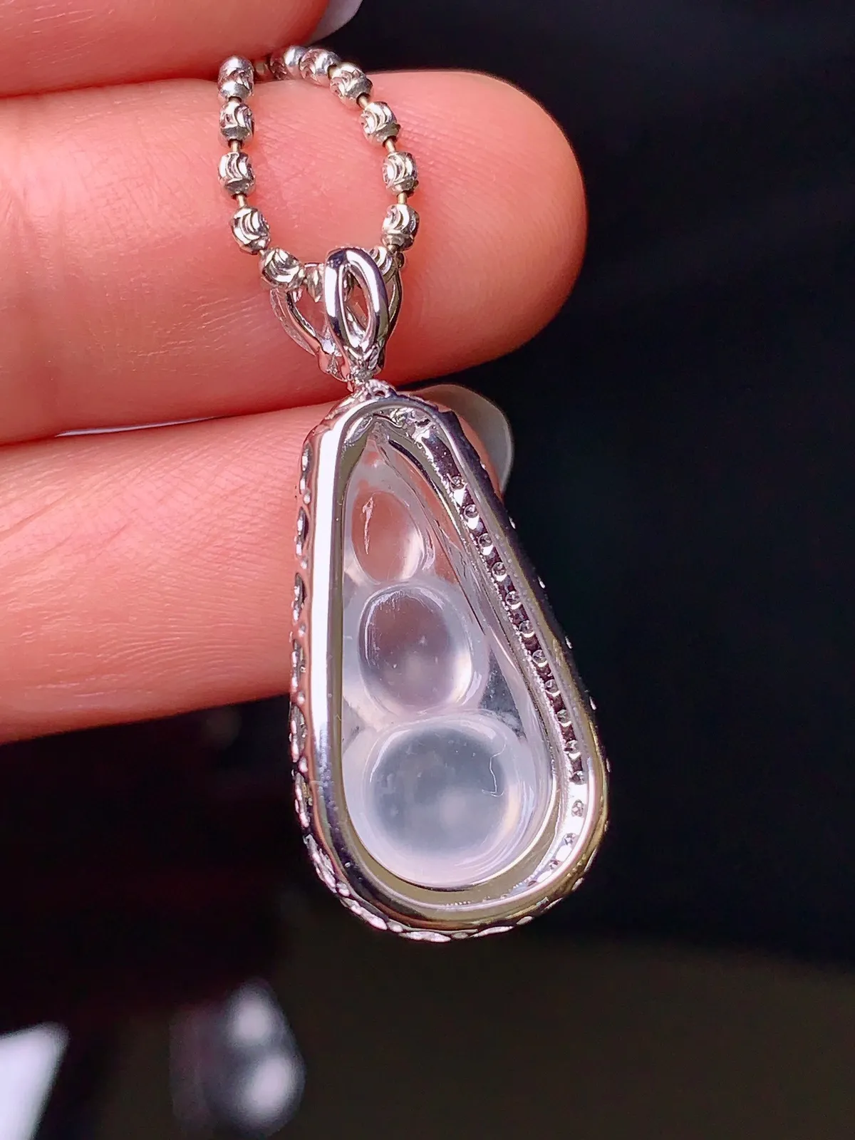 18k金钻镶嵌玻璃种四季豆吊坠 玉质细腻 色泽艳丽 整体尺寸28*12.1*10