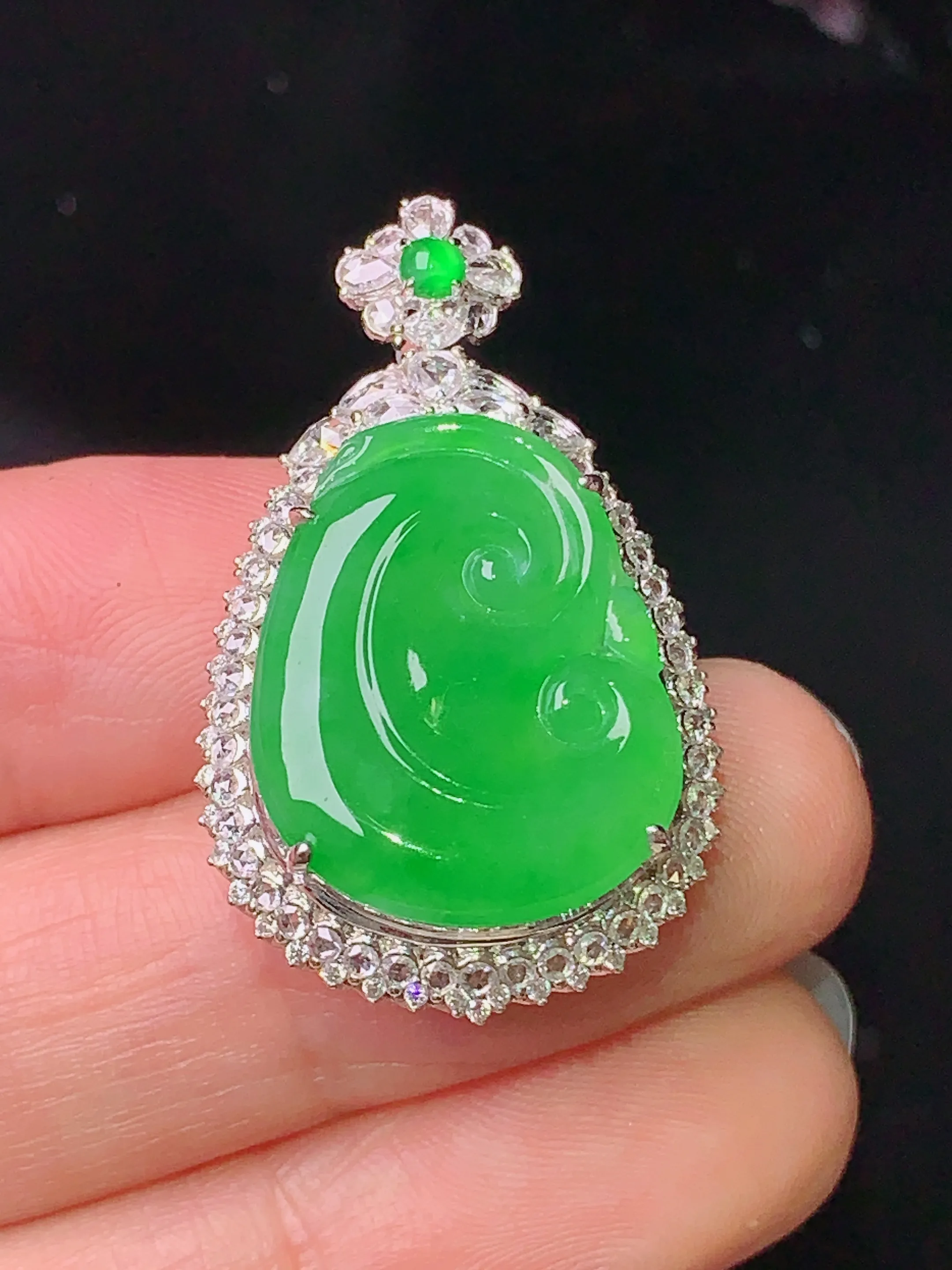 18k金钻镶嵌满绿如意吊坠 玉质细腻 色泽清新艳丽 整体尺寸32.2*19.6*10.8