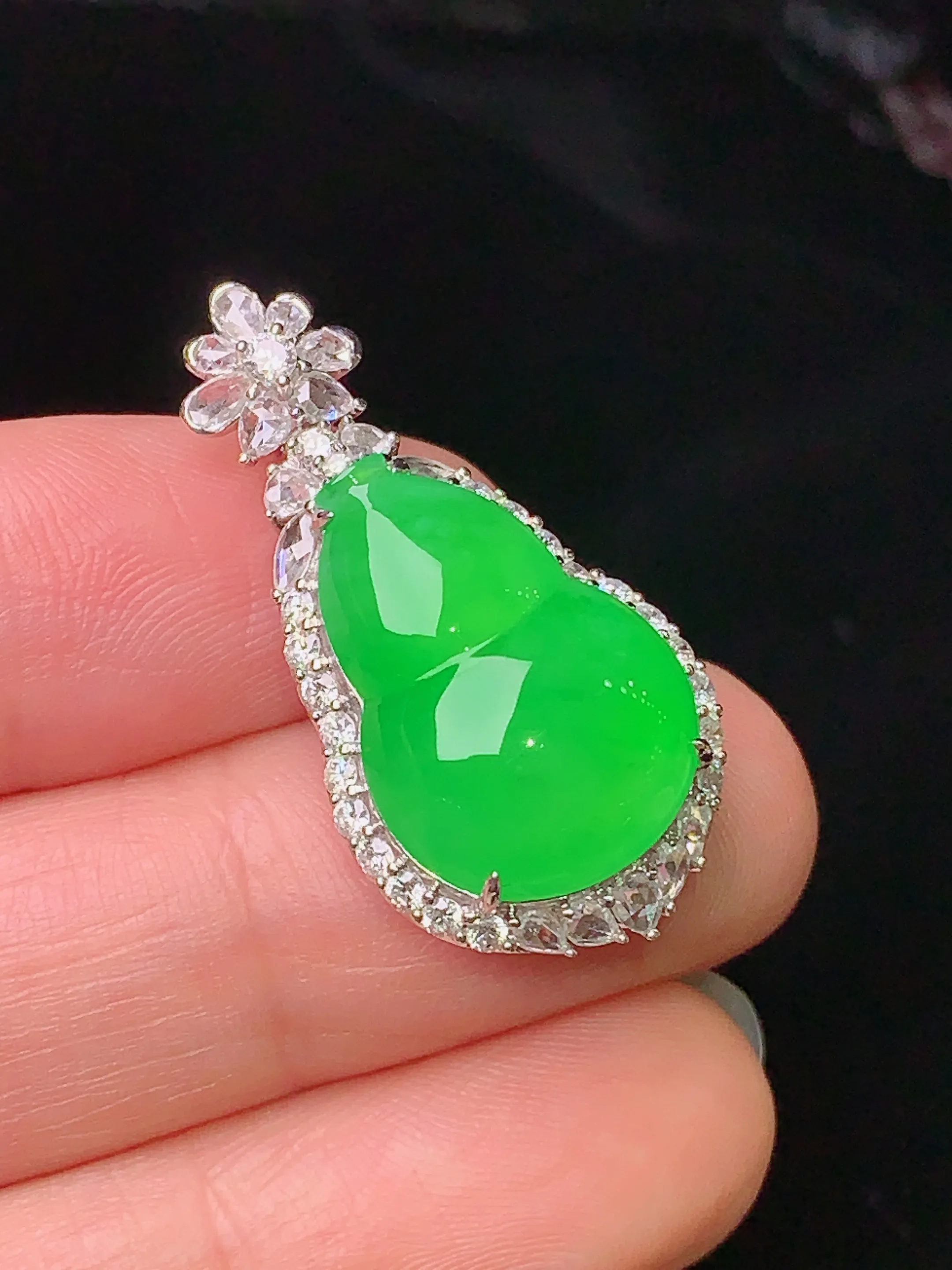 18k金钻镶嵌翠绿葫芦戒指吊坠两用款 玉质细腻 色泽清新艳丽 圈口15 整体尺寸30.5*15.5*11