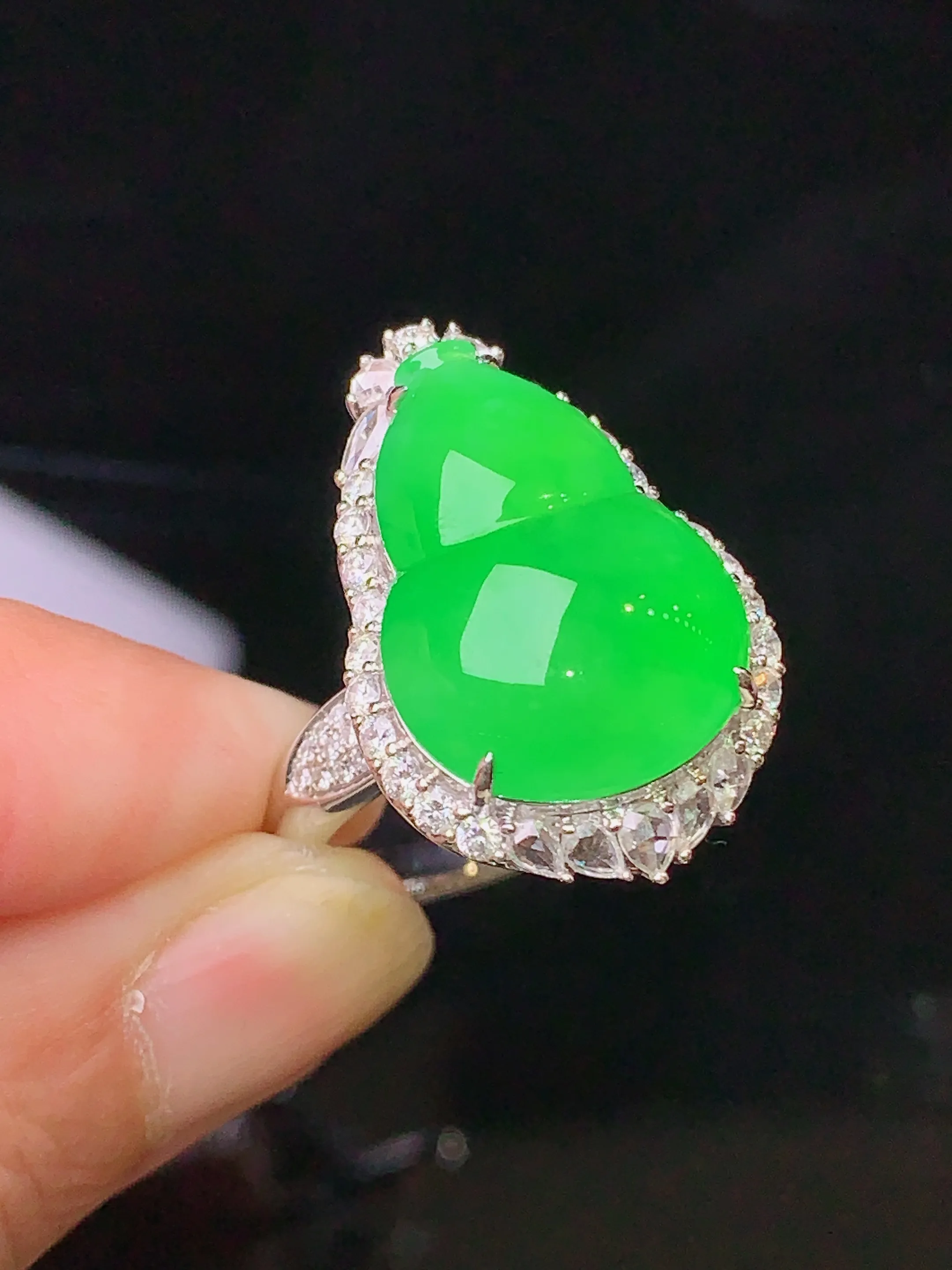 18k金钻镶嵌翠绿葫芦戒指吊坠两用款 玉质细腻 色泽清新艳丽 圈口15 整体尺寸30.5*15.5*11