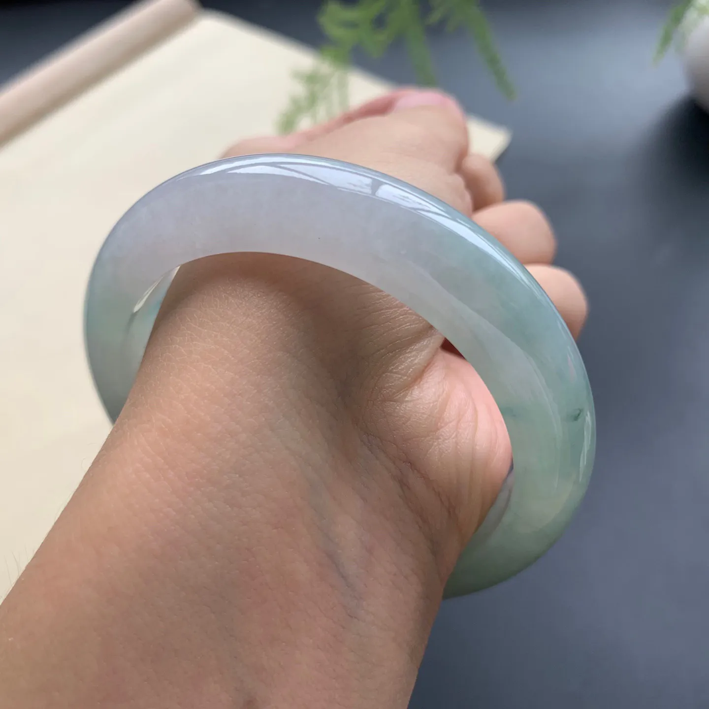 54圈口油黄底飘花正圈手镯 尺寸：54-12.2-8.6，无纹裂，水润起胶，花色飘逸