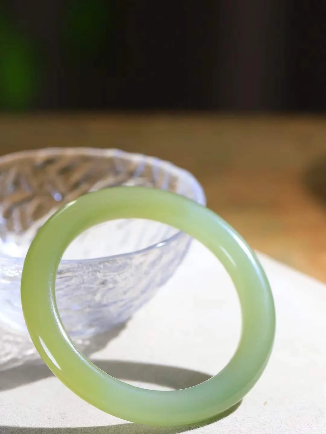 【晴水相伴.镯】

精品️和田玉晴水手镯，以其淡雅的晴水色调，成为腕间的一抹亮色。玉质细腻，触感温润，佩戴它，感受玉石的温度与自然的灵性，让每一天都充满诗意与美好。重44克  尺寸56-8.8-9.7mm   751073154L